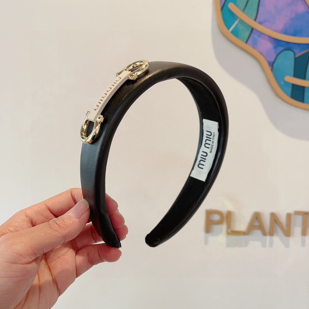 NO:282836,Packaging MIUMIU's new handmade sheepskin headband, original single product, simple and versatile, a must-have for trendy women, super high-end!  hairpins, hairpins, miumiu, sheepskin, hairpins19860909配包装 MIUMIU（缪缪）新款手工制作羊皮材质发箍,原单货,简约百搭,潮女必备品,超级的高大上！发夹,发夹,miumiu,sheepskin,hairpins,accessory