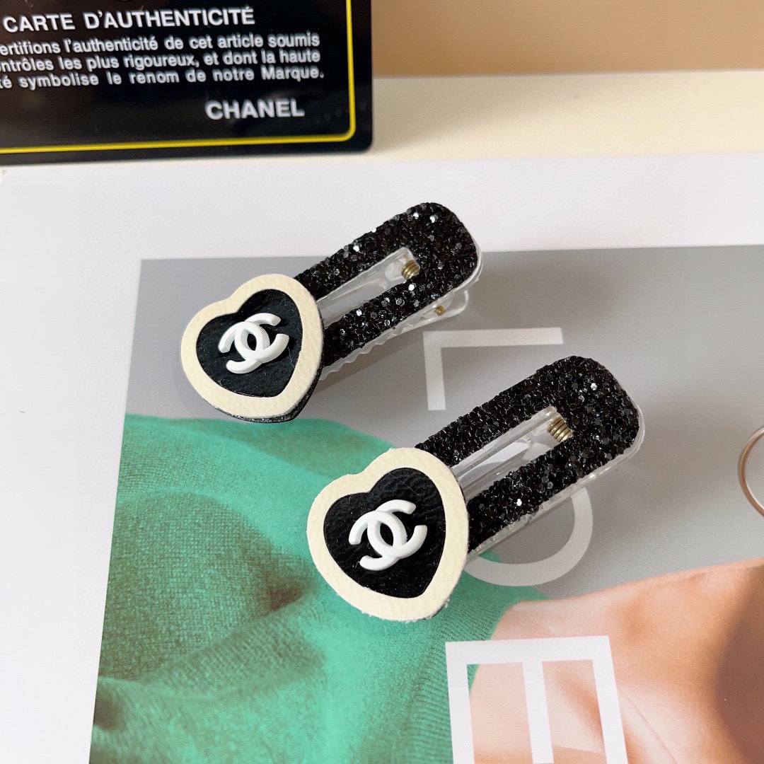 NO:283028,Packaging (one pair) CHANEL (Chanel) New double-layer love sweet BB clip, classic letter logo edge clip bang clip hair accessories, high-end Japanese and Korean fantasy girl simple and versatile style!  hairpins, hairpins, chanel, chanel, hairpins19860909配包装（一对） CHANEL（香奈儿） 新款双层爱心甜美BB夹、经典字母logo边夹刘海夹发饰, 高级感日韩幻彩少女简约百搭款！发夹,发夹,chanel,chanel,hairpins,accessory