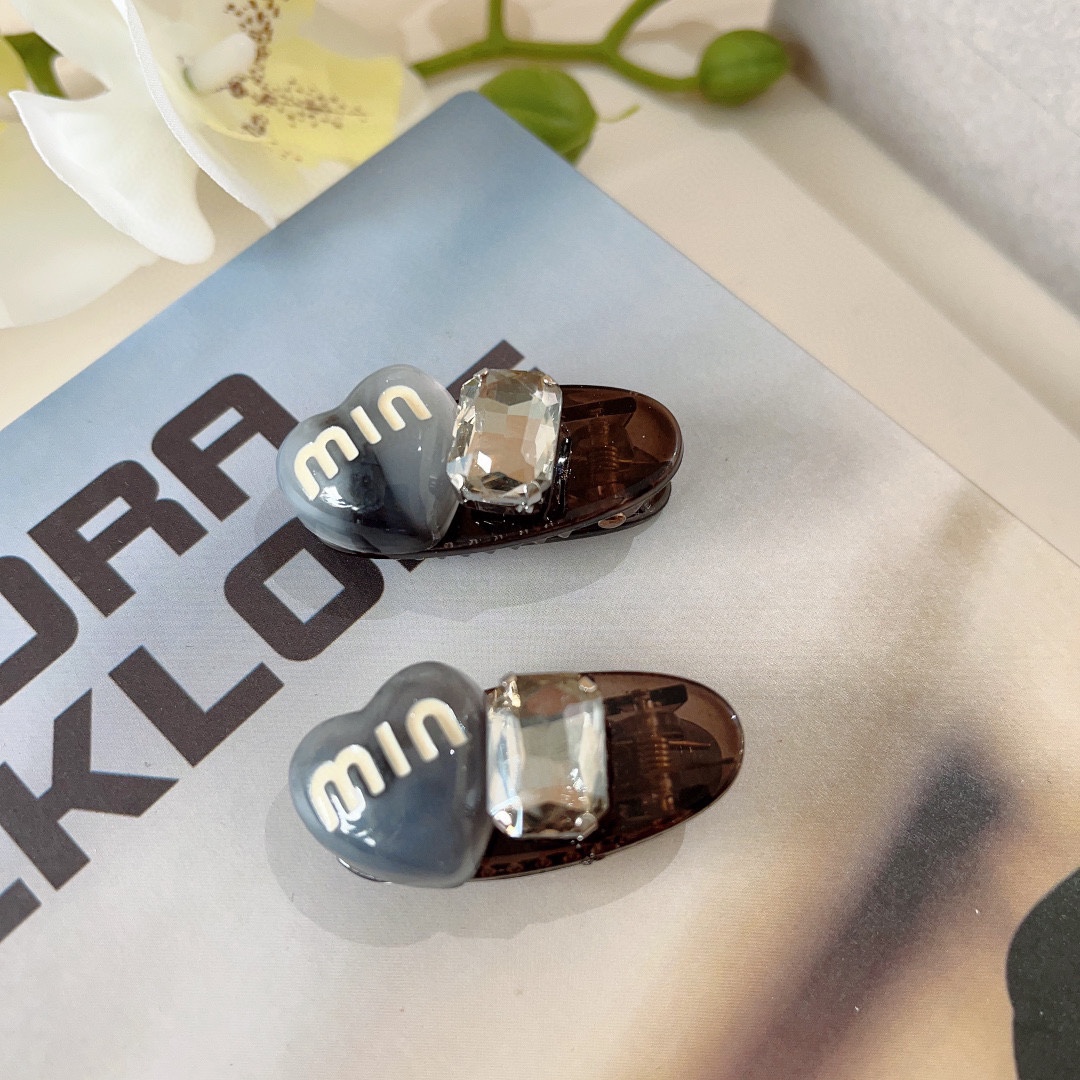 NO:283031,Packaging (one pair) miumiu (Miao Miu) New internet celebrity French bb clip, classic letter logo edge clip bang clip hair accessories, high-end Japanese and Korean fantasy girl simple and versatile style!  hairpins, hairpins, miumiu, hairpins19860909配包装（一对） miumiu（缪缪） 新款网红法式bb夹、经典字母logo边夹刘海夹发饰, 高级感日韩幻彩少女简约百搭款！发夹,发夹,miumiu,hairpins,accessory