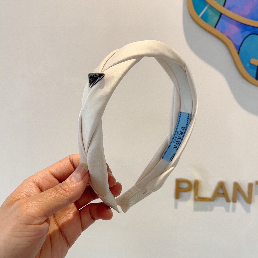 NO:283017,Packaging PRADA (Prada) new trendy letter headband. A must-have item for temperament goddess, very versatile and fashionable. Wear it full of tallness. Hairpins, hairpins, prada, prada, hairpins19860909配包装 PRADA（普拉达）新款潮流字母发箍.气质女神必备单品,非常百搭,时尚潮流, 戴上它满满的高大上.发夹,发夹,prada,prada,hairpins,accessory