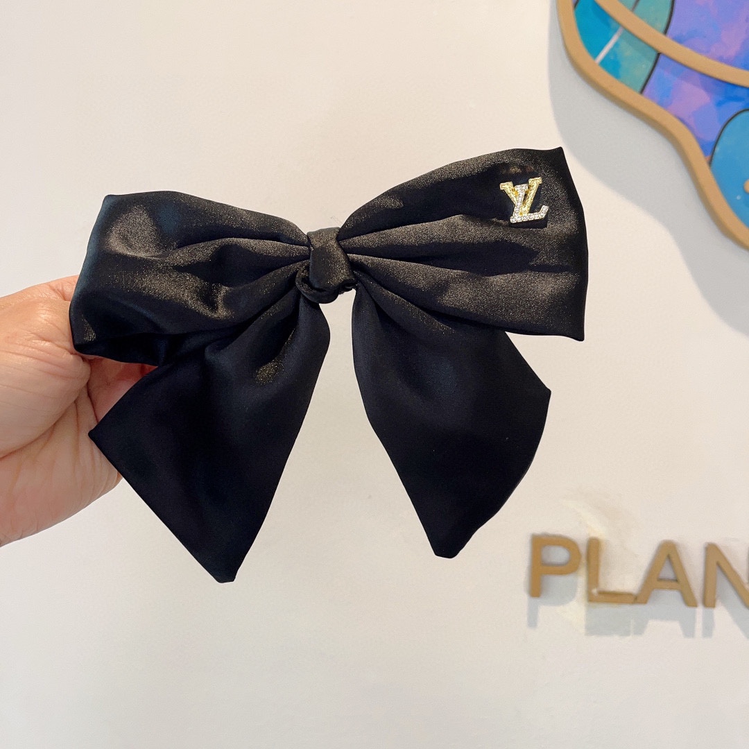 NO:283026,Packaged with LV (Louis Vuitton) star-like bow hair clip, slingshot clip, internet celebrity recommended style, classic bow headdress, super versatile!  Recommended by knocking on the blackboard, letting you become a big brand instantly!  hairpin, hairpin, louis vuitton, louis vuitton, hairpins19860909配包装 LV（路易威登）明星同款蝴蝶结发夹 弹弓夹 网红推荐款 经典蝴蝶结头饰,超级百搭哦！敲黑板推荐,让你秒变大牌范儿！发夹,发夹,louis vuitton,louis vuitton,hairpins,accessory