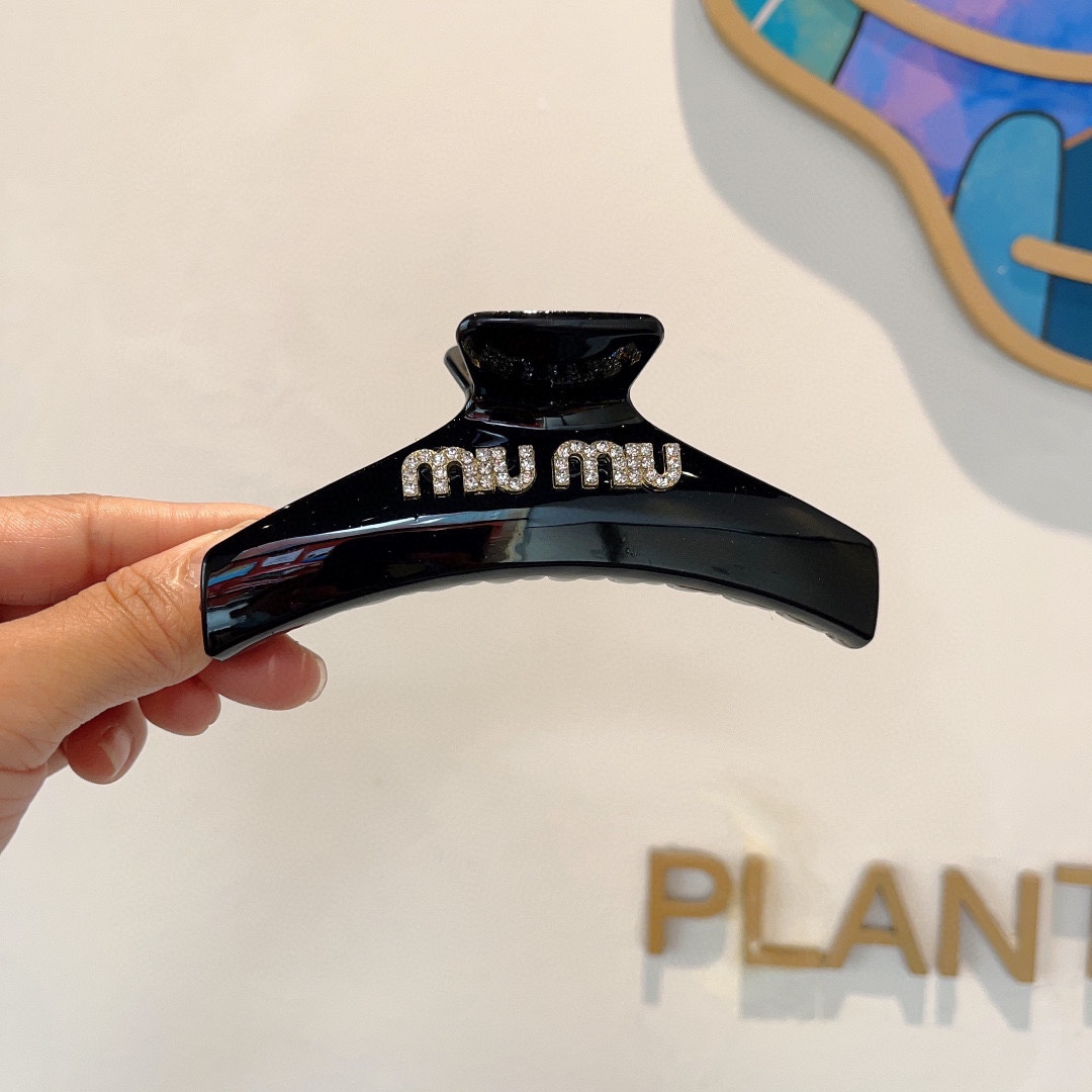 NO:282915,Packaging MIUMIU (Miao Miao) new hand-painted diamond-like internet celebrity clip, high-end letter simple retro hair clip original single product, simple and versatile, a must-have for trendy women, super high-end!  hairpins, hairpins, miumiu, hairpins19860909配包装 MIUMIU（缪缪）新款手工贴钻网红抓夹,高级感字母简约复古发夹原单货,简约百搭,潮女必备品,超级的高大上！发夹,发夹,miumiu,hairpins,accessory