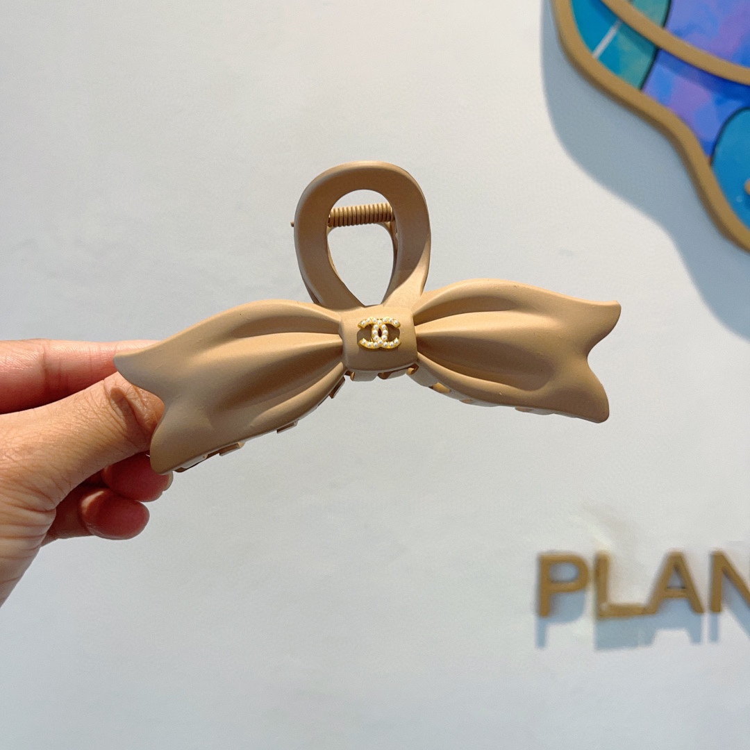 NO:282918,Packaging (single) ＣＨＡＮＥＬ Chanel high-value swallowtail bow simple grab clip, pearl hair clip original single matte material, goddess must-have item, super exquisite! celebrity style. Hairpins, hair clips, chanel, hairpins19860909配包装（单个） ＣＨＡＮＥＬ香奈儿高颜值燕尾蝴蝶结简约抓夹,珍珠发夹 原单磨砂材质,女神必备单品,超级精致哦!名媛范儿.发夹,发夹,chanel,hairpins,accessory