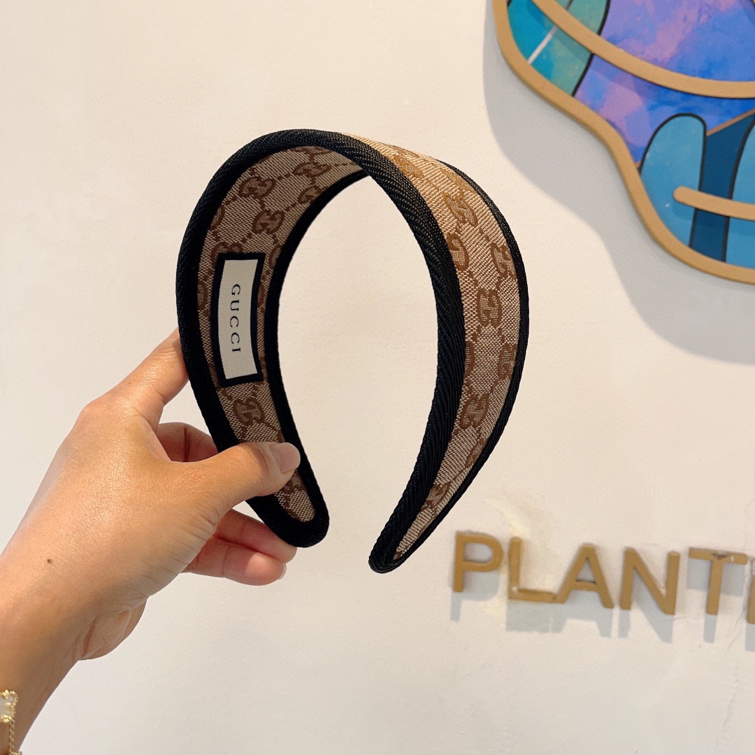 NO:282921,Packaged by Gucci Official classic wide-edged new headband, a must-have item for goddesses when going out, very versatile and fashionable!  hairpins, hairpins, gucci, hairpins19860909配包装 Gucci古奇 官方经典宽边新款发箍,女神外出必备单品,非常百搭,时尚潮流！发夹,发夹,gucci,hairpins,accessory