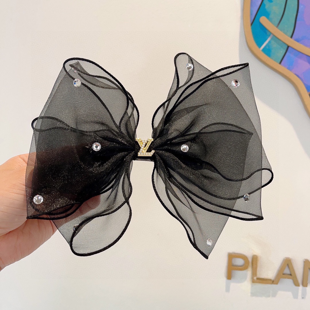 NO:282907,Packaged with LV (Louis Vuitton) star-like bow hair clip, slingshot clip, internet celebrity recommended style, classic bow headdress, super versatile!  Recommended by knocking on the blackboard, letting you become a big brand instantly!  hairpin, hairpin, louis vuitton, louis vuitton, hairpins19860909配包装 LV（路易威登）明星同款蝴蝶结发夹 弹弓夹 网红推荐款 经典蝴蝶结头饰,超级百搭哦！敲黑板推荐,让你秒变大牌范儿！发夹,发夹,louis vuitton,louis vuitton,hairpins,accessory