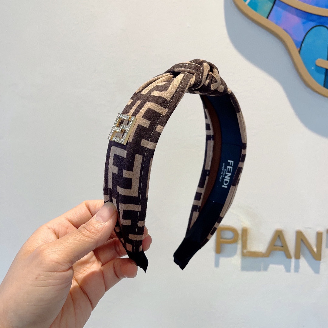 NO:282910,Packaging FENDI new style of fashionable big-brand headband in the middle, wide version of original single product, simple and versatile, a must-have for trendy women, super high-end!  hairpins, hairpins, fendi, fendi, hairpins19860909配包装 FENDI 芬迪 新款中间结洋气大牌范儿发箍,宽版原单货, 简约百搭,潮女必备品,超级的高大上！发夹,发夹,fendi,fendi,hairpins,accessory