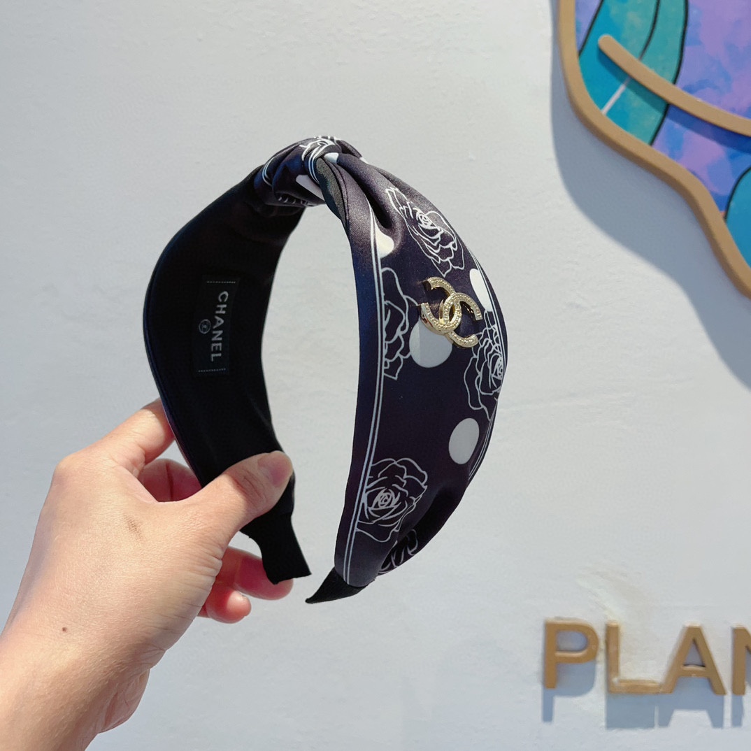NO:282916,With packaging Chanel new small fragrance style wide version headband, generous and decent style, simple and fashionable, with a celebrity temperament, and multiple colors to choose from!  hairpins, hairpins, chanel, chanel, hairpins19860909配包装 Chanel 香奈儿 新款小香风宽版发箍,大方得体款,简约时尚,名媛气质,多色可选！发夹,发夹,chanel,chanel,hairpins,accessory