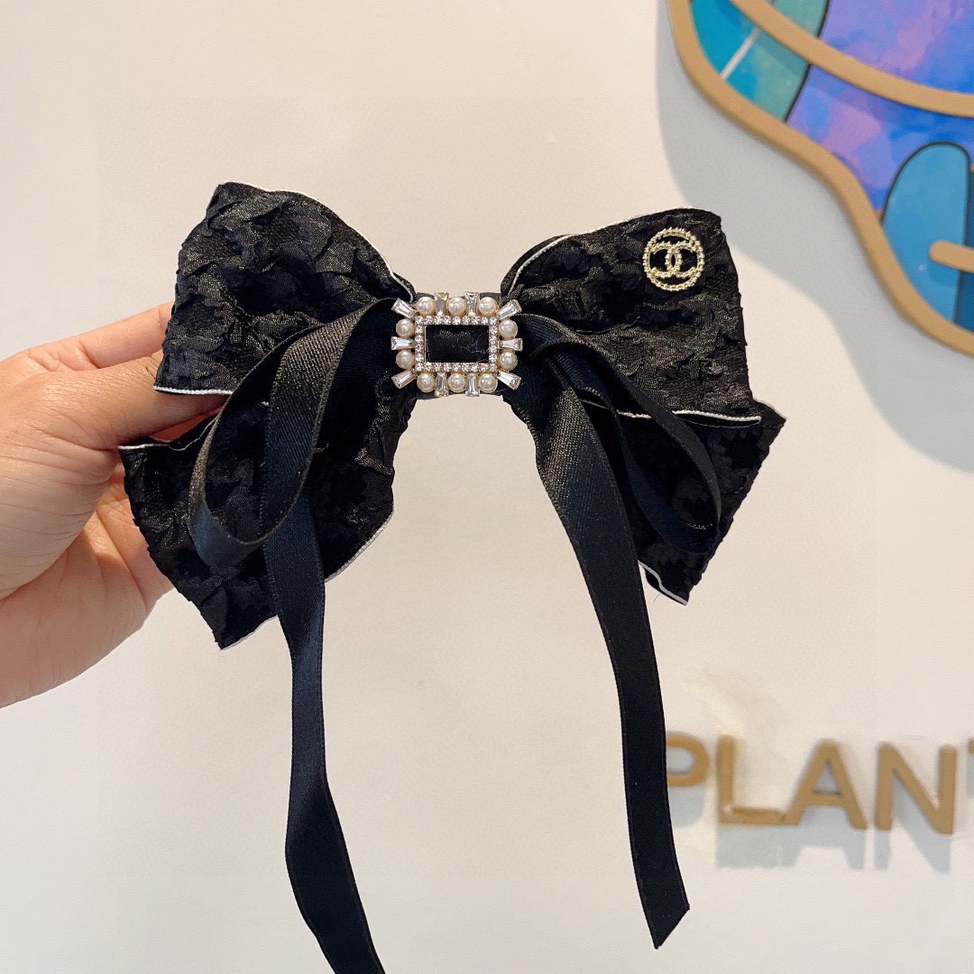 NO:282933,Packaging CHANEL (Chanel) celebrity bow hair clip, slingshot clip, recommended model of internet celebrity classic bow headdress, super versatile!  Recommended by knocking on the blackboard, letting you become a big brand instantly!  hairpins, hairpins, chanel, chanel, hairpins19860909配包装 CHANEL（香奈儿）明星同款蝴蝶结发夹 弹弓夹 网红推荐款 经典蝴蝶结头饰,超级百搭哦！敲黑板推荐,让你秒变大牌范儿！发夹,发夹,chanel,chanel,hairpins,accessory