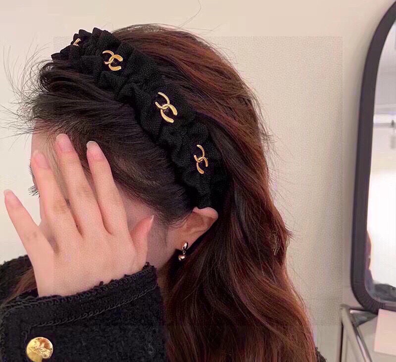 NO:282937,Packaging CHANEL's latest small fragrant headband, fragrant grandma headband, retro headband, popular internet celebrity products, super exquisite, fashionable and versatile!  hairpins, hairpins, chanel, chanel, hairpins19860909配包装 CHANEL（香奈儿）最新款小香发箍,香奶奶头箍,复古头箍,网红爆款推荐 超精致,时尚百搭！发夹,发夹,chanel,chanel,hairpins,accessory