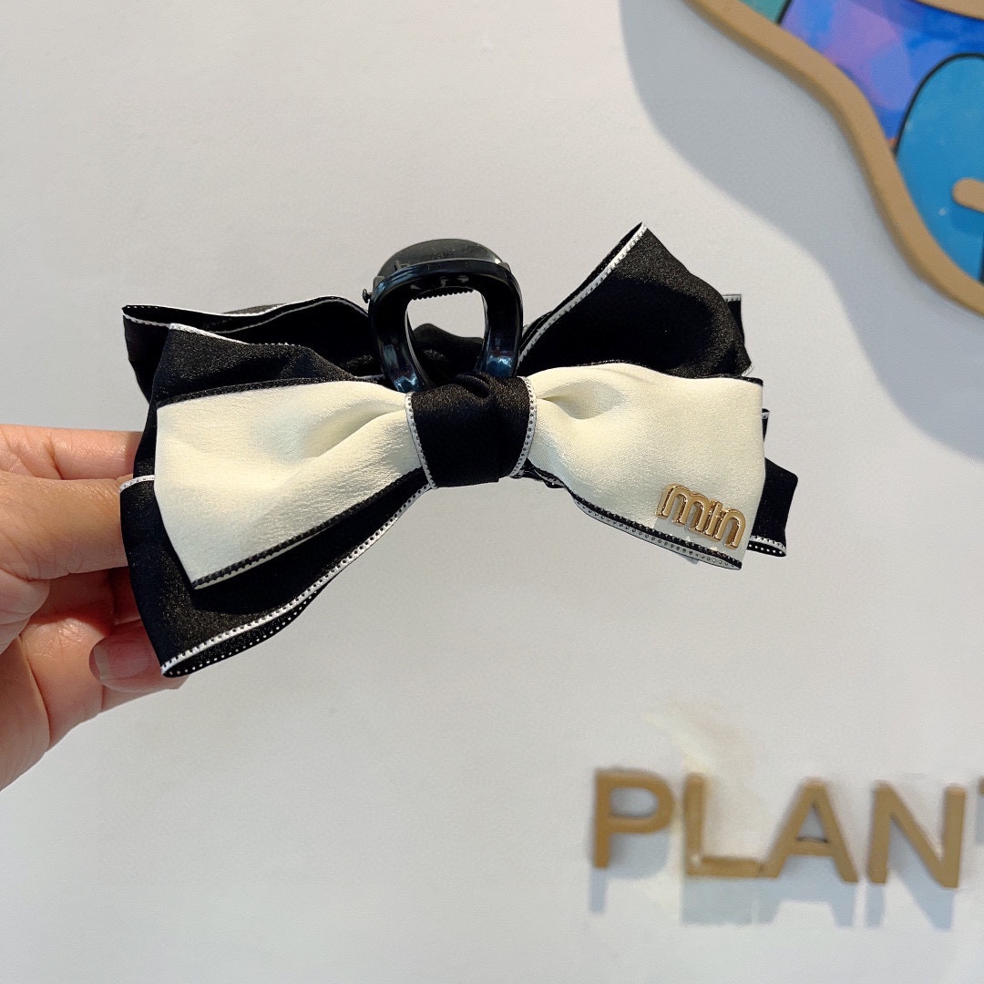 NO:283164,Packaging: Miumiu (Miao Miu) new retro clip, duck-billed clip, classic letter logo, super exquisite, it will be amazing when you turn pictures!  Special counter shipping hairpins, hairpins, miumiu, hairpins19860909配包装 miumiu（缪缪）新款复古抓夹 鸭嘴夹发夹,经典字母logo, 超精致,转图必爆哈！专柜出货发夹,发夹,miumiu,hairpins,accessory