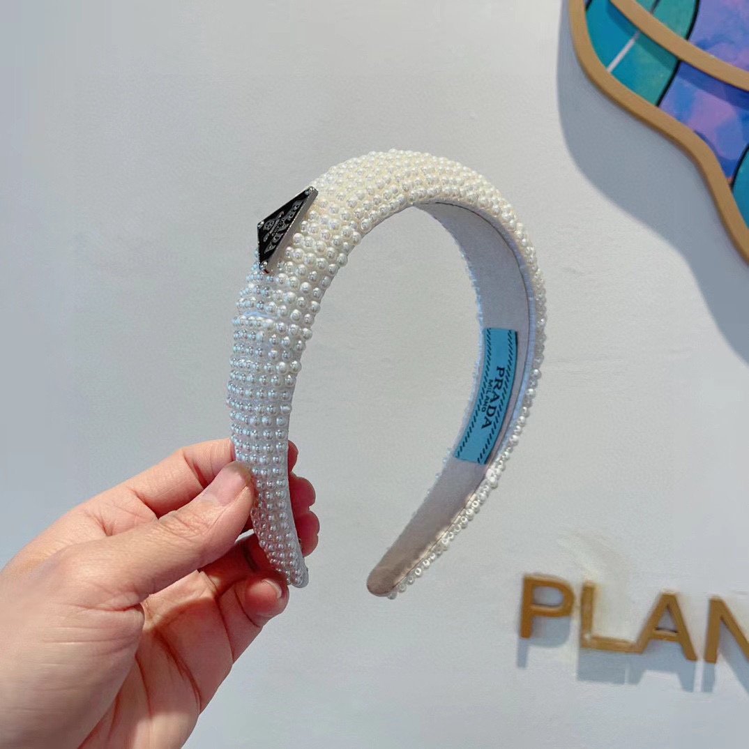 NO:283182,Packaging PRADA (Prada) New European and American pearl hairband, same style as stars, goddess must-have items, very versatile, fashionable and trendy, wear it full of tallness. Hairpins, hairpins, prada, prada, hairpins19860909配包装 PRADA（普拉达） 欧美新款珍珠发箍,明星同款 女神必备单品,非常百搭,时尚潮流, 戴上它满满的高大上.发夹,发夹,prada,prada,hairpins,accessory