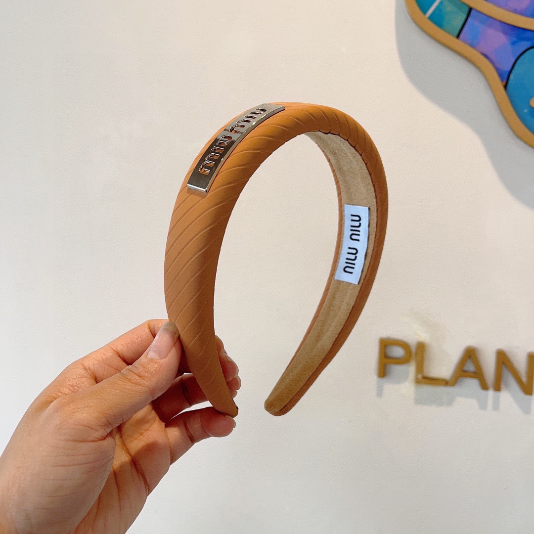NO:283178,Packaging miumiu New twill leather custom headband, metal letter headband!  Special fabrics are very textured, classic and versatile girl-style hairpins, hairpins, miumiu, hairpins19860909配包装 miumiu 缪缪 新款斜纹皮革定制发箍,金属字母头箍！特制面料非常显质感、经典百搭少女风发饰发夹,发夹,miumiu,hairpins,accessory