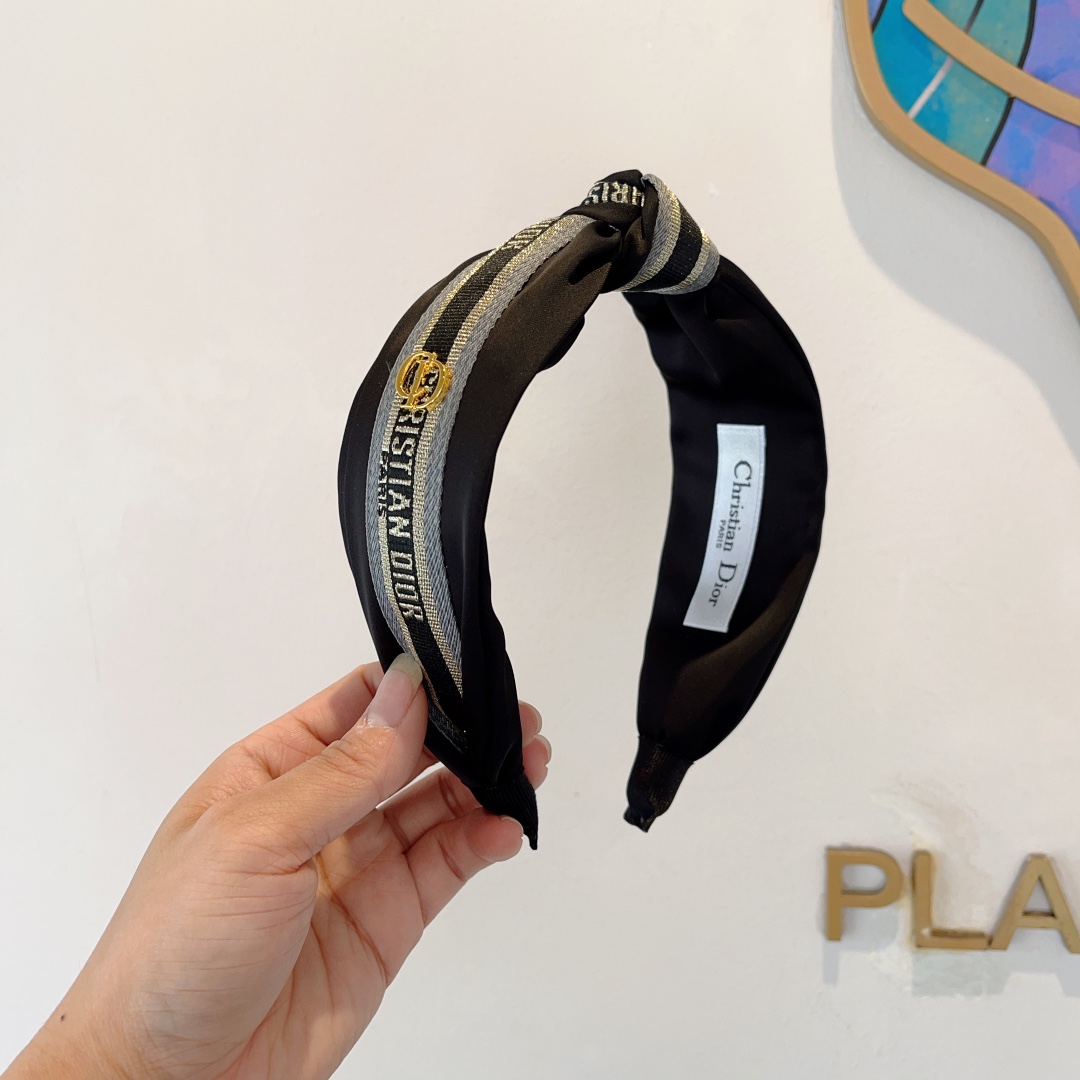 NO:283192,Packaging Dior (Dior) Popular new D letter silk wide version hairband, counter quality, let your charm bloom, the fresh lady style makes fashion simpler. Hairpins, hairpins, dior, dior, real silk, hairpins19860909配包装 Dior（迪奥） 火爆新款D字母真丝宽版发箍,专柜品质 让你的魅力绽放 清新淑女范让时尚更简单.发夹,发夹,dior,dior,real silk,hairpins,accessory