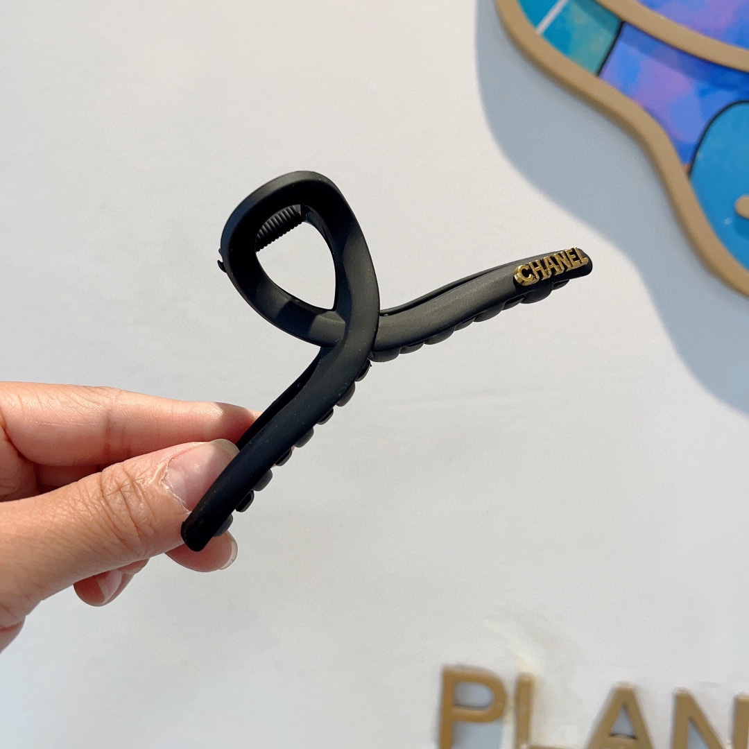 NO:283205,Packaging CHANEL (Chanel) New European and American trendy clips, same style as celebrities, goddess must-have items, very versatile, fashionable hairpins, wear it full of tall and tall. Hairpins, hairpins, chanel, chanel, hairpins19860909配包装 CHANEL（香奈儿） 欧美新款潮流抓夹,明星同款 女神必备单品,非常百搭,时尚发夹, 戴上它满满的高大上.发夹,发夹,chanel,chanel,hairpins,accessory