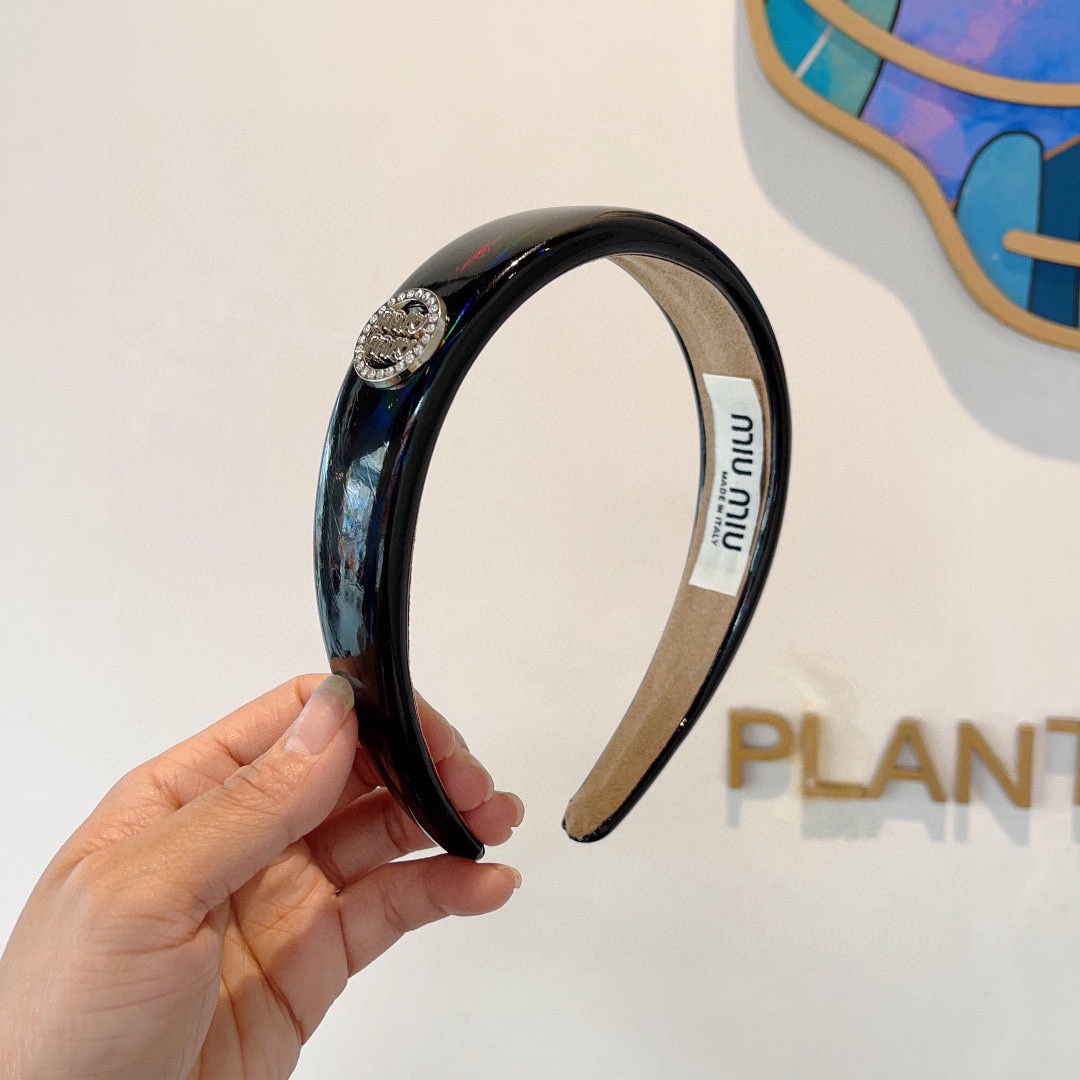 NO:283229,Packaging miumiu New patent leather custom headband, metal letter headband!  Special fabrics are very textured, classic and versatile girl-style hairpins, hairpins, miumiu, hairpins19860909配包装 miumiu 缪缪 新款漆皮定制发箍,金属字母头箍！特制面料非常显质感、经典百搭少女风发饰发夹,发夹,miumiu,hairpins,accessory