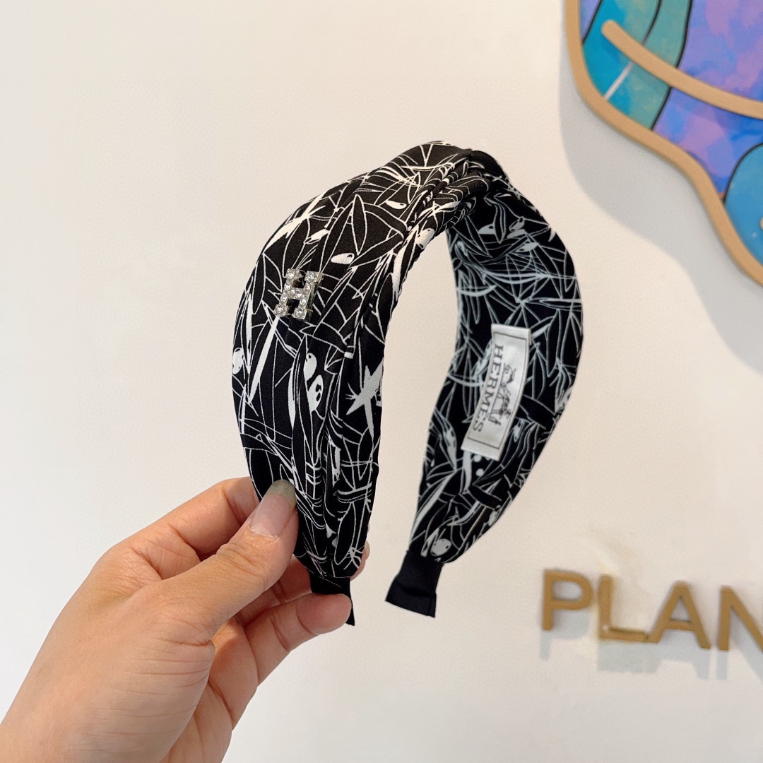 NO:283046,Packaging Hermes (Hermes) Hot customized wide version headband, same style headband for internet celebrity imported silk fabric, export orders and details are all shot!  The special fabric is very textured!  hairpins, hairpins, hermes, hermes, real silk, hairpins19860909配包装 Hermes（爱马仕） 火爆定制款宽版发箍,网红同款头箍 进口真丝面料, 出口订单、细节全部实拍！特制面料非常显质感！发夹,发夹,hermes,hermes,real silk,hairpins,accessory