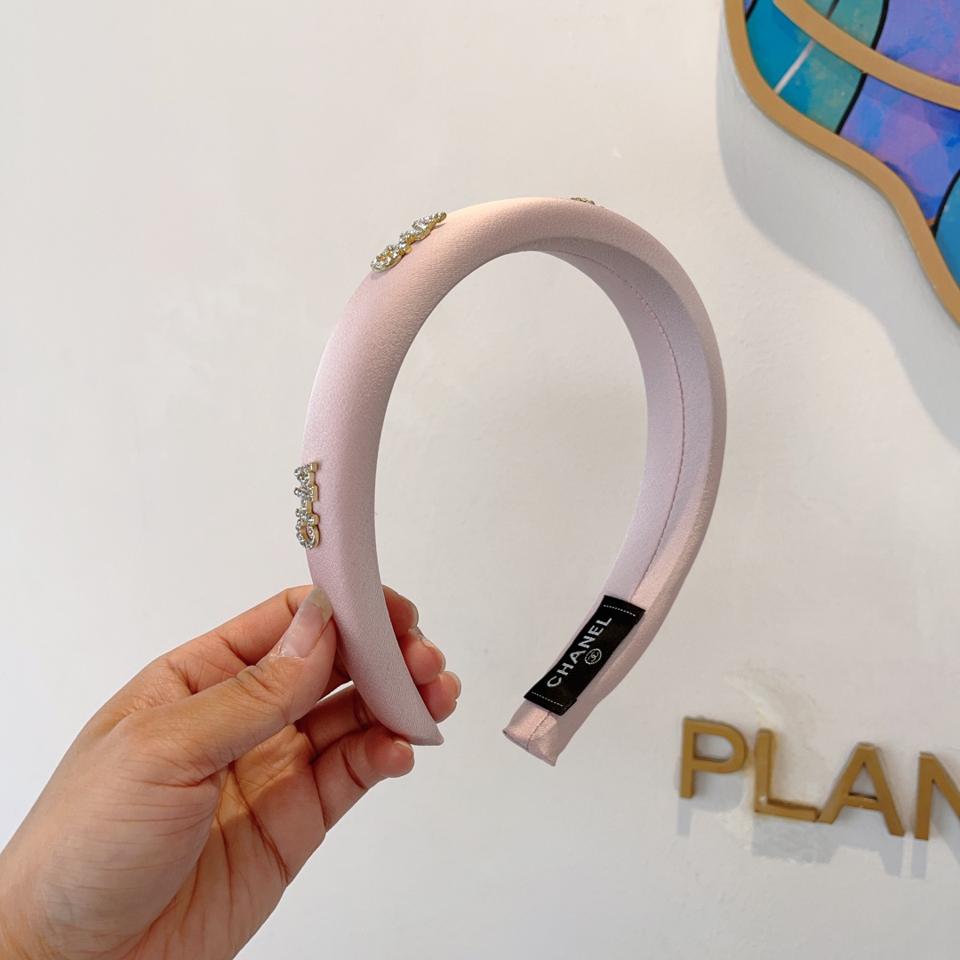 NO:283050,Packaging CHANEL (Chanel) new satin small fragrance hairband, retro headband, popular internet celebrity products recommended. It is matched with high-end materials, super exquisite, fashionable and versatile. Hairpins, hairpins, chanel, chanel, hairpins19860909配包装 CHANEL（香奈儿）新款缎面小香发箍,复古头箍,网红爆款推荐 搭配高端材质,超精致,时尚百搭.发夹,发夹,chanel,chanel,hairpins,accessory