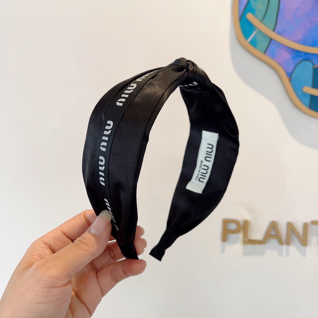NO:283585,Packaging MIUMIU (Miao Miao) new wide-edged handmade headband, original single-handed hair accessories, simple and versatile, a must-have for trendy women, super high-end!  hairpins, hairpins, miumiu, hairpins19860909配包装 MIUMIU（缪缪）新款宽边手工制作发箍,原单货发饰 简约百搭,潮女必备品,超级的高大上！发夹,发夹,miumiu,hairpins,accessory