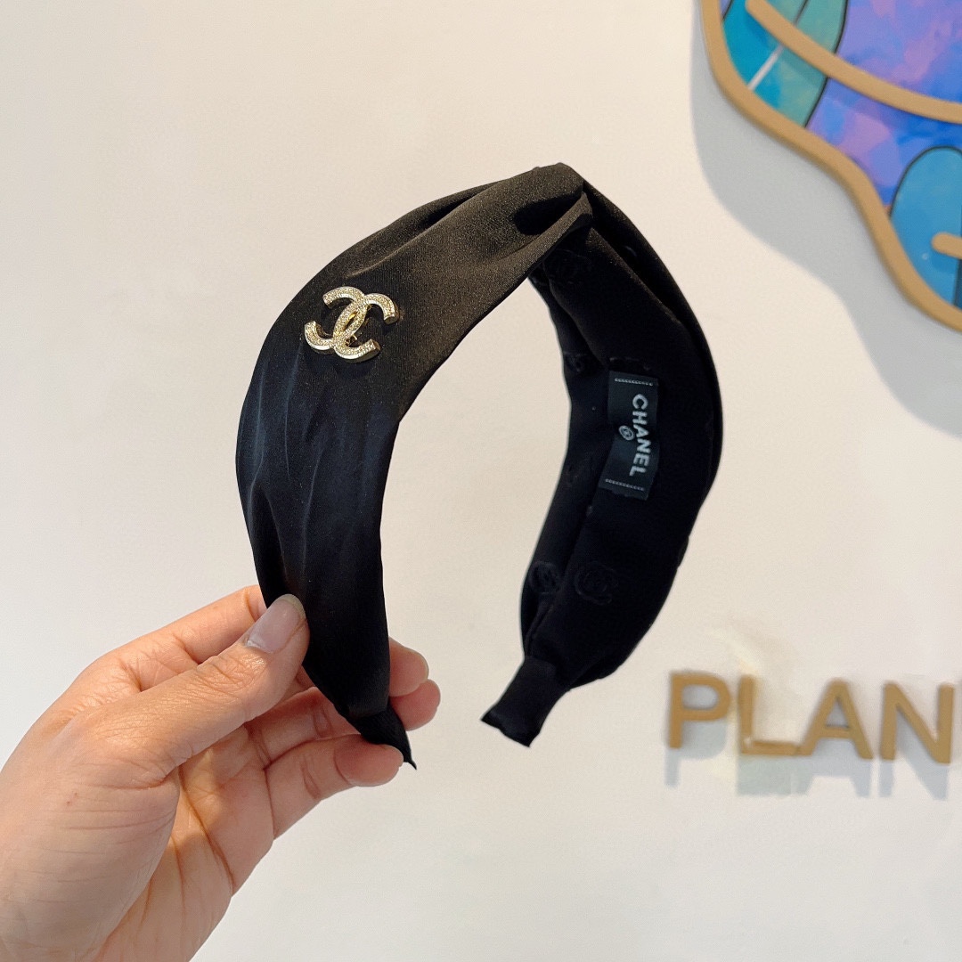 NO:283591,Packaging CHANEL (Chanel) new exquisite letter wide-edge headband, retro internet celebrity popular headband. Paired with high-end materials, super exquisite, fashionable and high-end versatile style. Hairpins, hairpins, chanel, chanel, hairpins19860909配包装 CHANEL（香奈儿）新款精美字母宽边发箍,复古网红爆款头箍 搭配高端材质,超精致,时尚高级感百搭款.发夹,发夹,chanel,chanel,hairpins,accessory