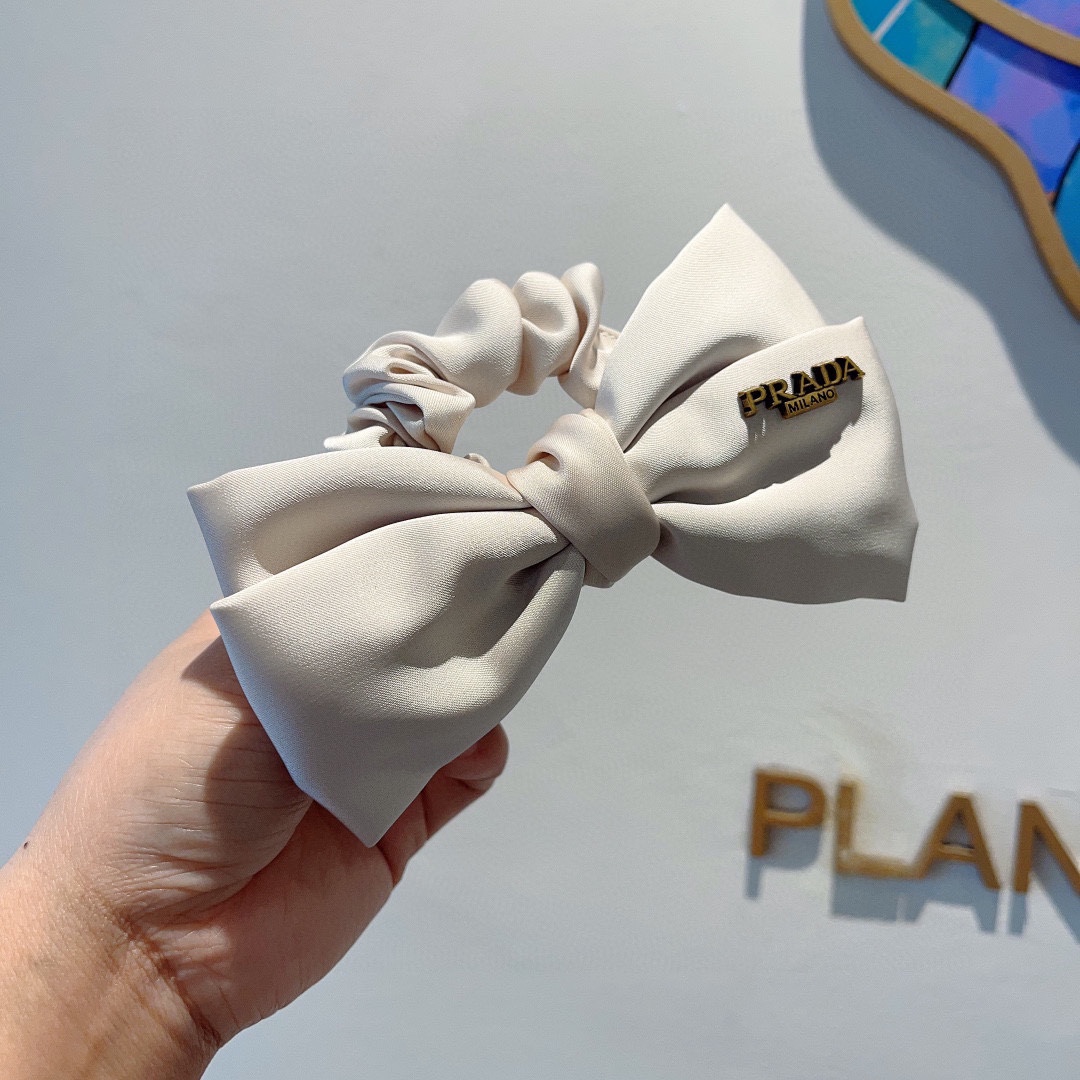 NO:283203,Packaging Prada imported large intestine ring, inverted triangle iron rubber band, silk satin celebrity hair rope head rope, all-match, details are all shot. The special fabric is very textured!  hairpins, hairpins, prada, prada, real silk, hairpins19860909配包装 Prada（普拉达）进口大肠圈 倒三角铁标皮筋、真丝缎面名媛发绳头绳百搭款、细节全部实拍 特制面料非常显质感 ！发夹,发夹,prada,prada,real silk,hairpins,accessory