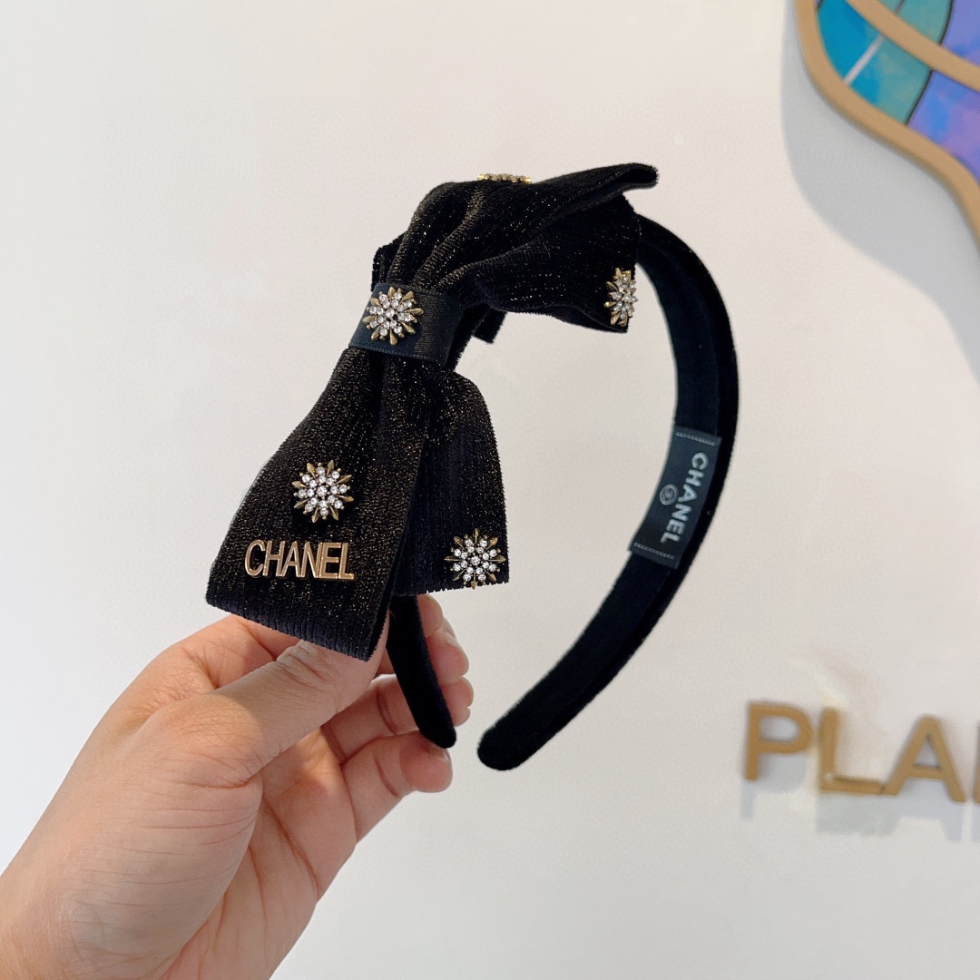 NO:283216,Packaging CHANEL (Chanel) new small fragrance hairband, atmosphere French retro drill bitband, popular internet celebrity products recommended, high-end materials, fashionable and versatile. Hairpins, hairpins, chanel, chanel, hairpins19860909配包装 CHANEL（香奈儿）新款小香发箍,氛围感法式复古贴钻头箍、网红爆款推荐 搭配高端材质,时尚百搭.发夹,发夹,chanel,chanel,hairpins,accessory