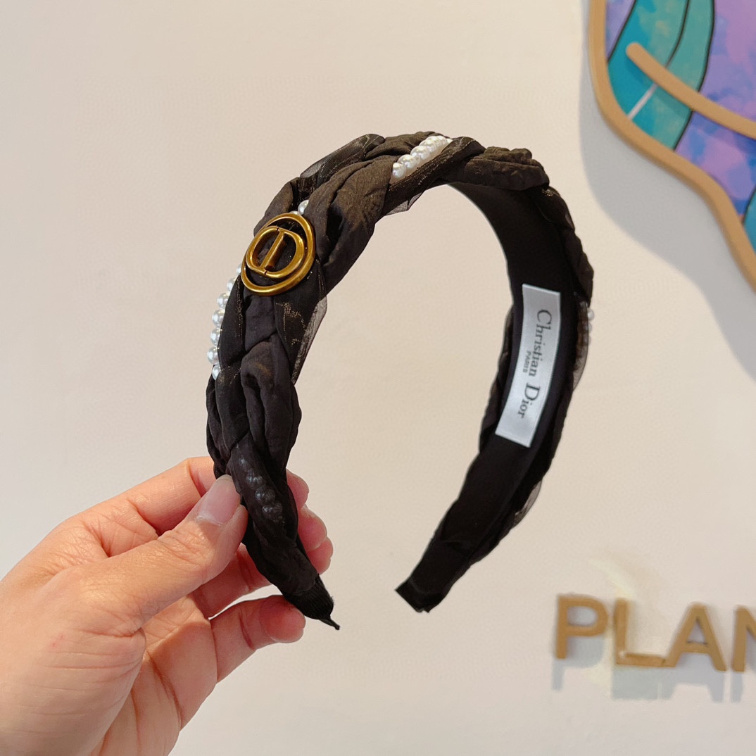 NO:283245,Packaging Dior (Dior) New wide-edge high-quality headband, popular internet celebrity anti-slip headband, let your charm bloom, the fresh ladylike style makes fashion simpler. Hairpins, hairpins, dior, dior, hairpins19860909配包装 Dior（迪奥） 新款宽边高级感大牌发箍, 网红爆款防滑头箍、让你的魅力绽放 清新淑女范让时尚更简单.发夹,发夹,dior,dior,hairpins,accessory