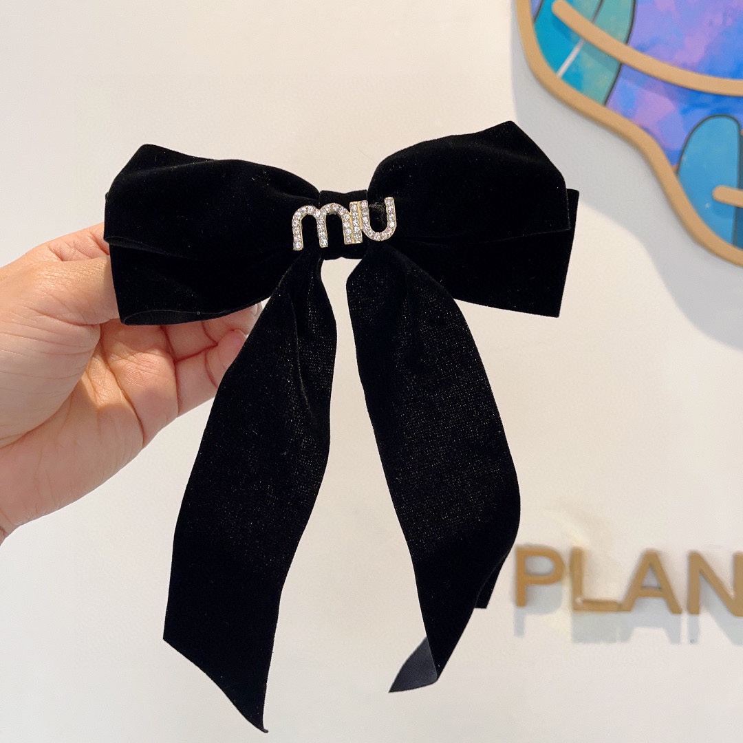 NO:283262,Packaging: Miumiu (Miao Miao) star-like bow grab clip hairpin, slingshot clip, internet celebrity recommended style, retro bow style, super versatile!  Recommended by knocking on the blackboard, letting you become a big brand instantly!  hairpins, hairpins, miumiu, hairpins19860909配包装 miumiu（缪缪）明星同款蝴蝶结抓夹发夹 弹弓夹 网红推荐款 复古蝴蝶结款,超级百搭哦！敲黑板推荐,让你秒变大牌范儿！发夹,发夹,miumiu,hairpins,accessory