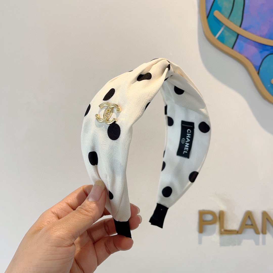 NO:283274,Packaging CHANEL (Chanel) new polka dot wide version headband special fabric, cutting-edge internet celebrity latest headwear is coming!  Let your charm bloom, and the fresh and ladylike style makes fashion simpler!  hairpins, hairpins, chanel, chanel, hairpins19860909配包装 CHANEL（香奈儿）新款波点宽版发箍特供面料、尖端网红最新款头饰来袭 ！ 让你的魅力绽放 清新淑女范让时尚更简单！发夹,发夹,chanel,chanel,hairpins,accessory