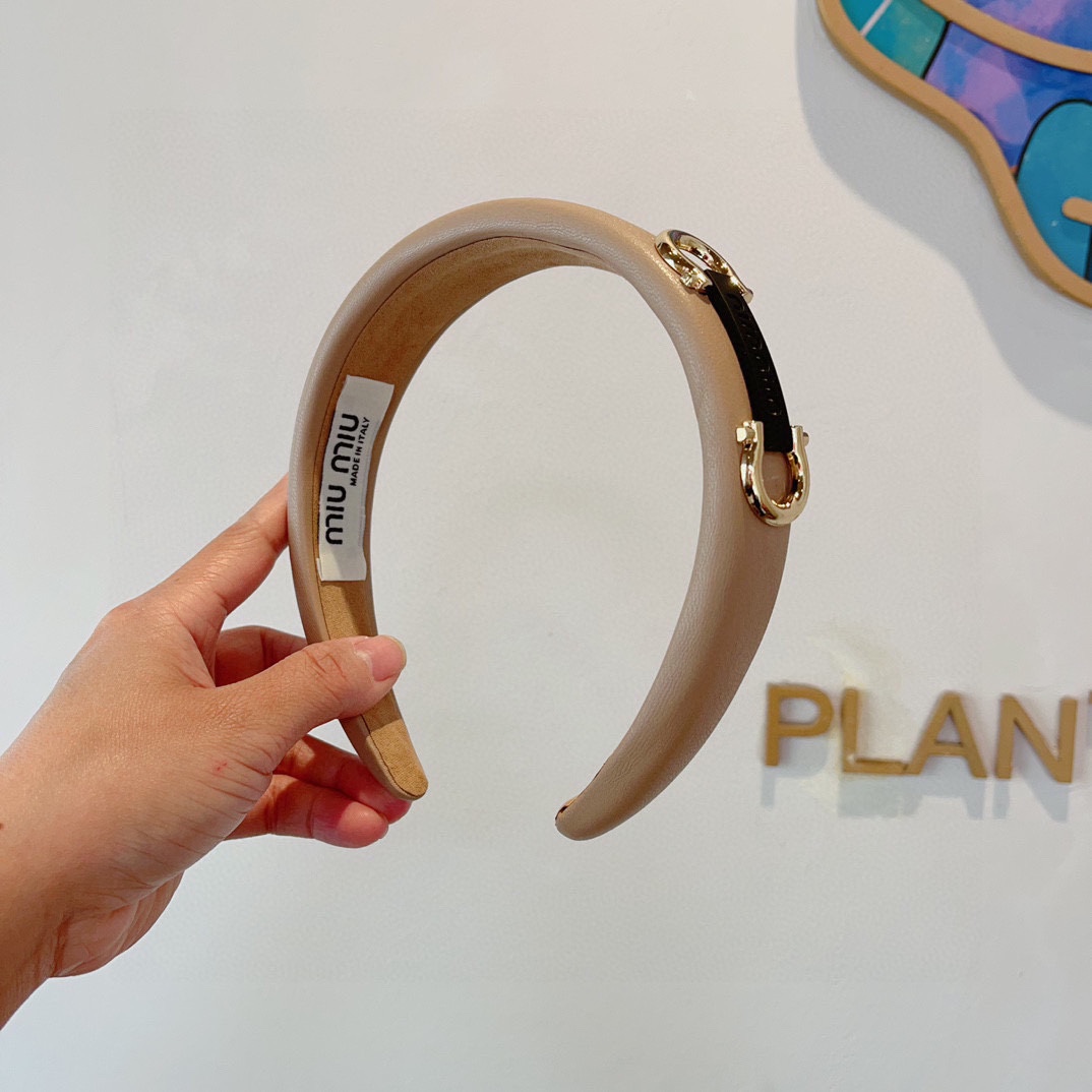 NO:283623,Packaging MIUMIU's new handmade sheepskin headband, original single product, simple and versatile, a must-have for trendy women, super high-end!  hairpins, hairpins, miumiu, sheepskin, hairpins19860909配包装 MIUMIU（缪缪）新款手工制作羊皮材质发箍,原单货,简约百搭,潮女必备品,超级的高大上！发夹,发夹,miumiu,sheepskin,hairpins,accessory