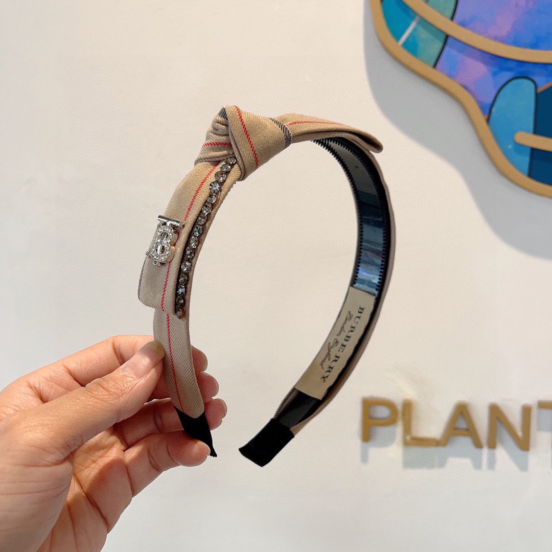 NO:283639,Packaging Burberry BURBERRY new high-end bow headband, customer-supplied fabric, all the details are taken!  Very pleasing and versatile, suitable for various occasions!  hairpins, hairpins, burberry, burberry, hairpins19860909配包装 巴宝莉BURBERRY 新款高版本蝴蝶结发箍,客供面料 细节全部实拍！非常耐看又百搭、适合各种场合搭配！发夹,发夹,burberry,burberry,hairpins,accessory