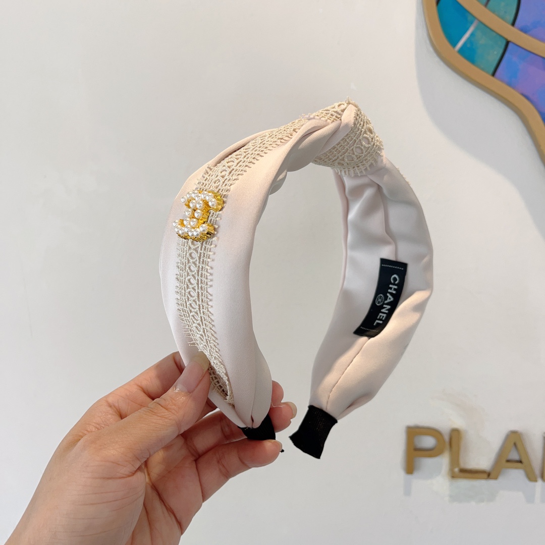 NO:283637,Packaging CHANEL (Chanel) new exquisite petal wide-edged headband, retro internet celebrity popular headband. Paired with high-end materials, super exquisite, fashionable and high-end versatile style. Hairpins, hairpins, chanel, chanel, hairpins19860909配包装 CHANEL（香奈儿）新款精美花瓣宽边发箍,复古网红爆款头箍 搭配高端材质,超精致,时尚高级感百搭款.发夹,发夹,chanel,chanel,hairpins,accessory