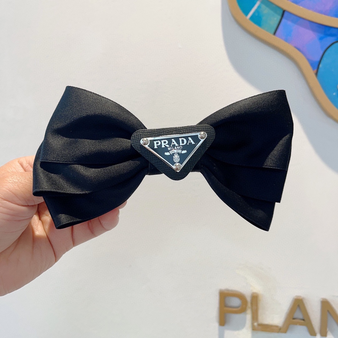 NO:283833,Packaging PRADA (Prada) star-like bow hair clip, slingshot clip, recommended model of internet celebrity classic bow headdress, super versatile!  Recommended by knocking on the blackboard, letting you become a big brand instantly!  hairpins, hairpins, prada, prada, hairpins19860909配包装 PRADA（普拉达）明星同款蝴蝶结发夹 弹弓夹 网红推荐款 经典蝴蝶结头饰,超级百搭哦！敲黑板推荐,让你秒变大牌范儿！发夹,发夹,prada,prada,hairpins,accessory