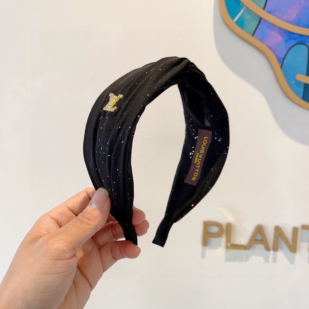 NO:283851,Packaging LV Louis Vuitton is popular with new wide version of headbands, fashionable headbands, the latest styles of the counter are coming to be fashionable and versatile, and goddess must enter!  hairpin, hairpin, louis vuitton, louis vuitton, hairpins19860909配包装 LV 路易威登 火爆新款宽版发箍,时尚头箍,专柜最最新款来袭时尚百搭,女神必入 ！发夹,发夹,louis vuitton,louis vuitton,hairpins,accessory
