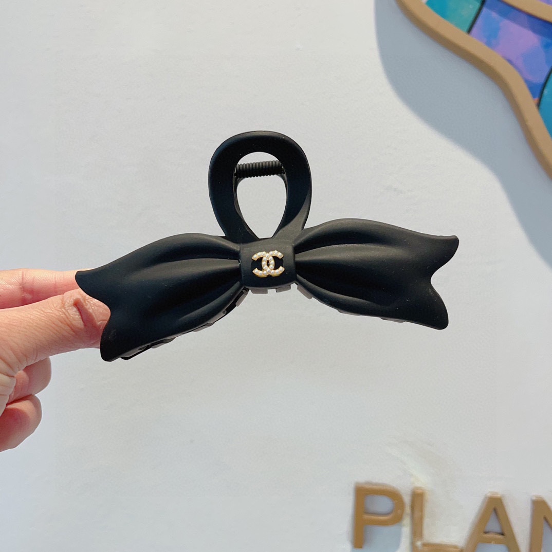 NO:283867,Packaging (single) ＣＨＡＮＥＬ Chanel high-value swallowtail bow simple grab clip, pearl hair clip original single matte material, goddess must-have item, super exquisite! celebrity style. Hairpins, hair clips, chanel, hairpins19860909配包装（单个） ＣＨＡＮＥＬ香奈儿高颜值燕尾蝴蝶结简约抓夹,珍珠发夹 原单磨砂材质,女神必备单品,超级精致哦!名媛范儿.发夹,发夹,chanel,hairpins,accessory