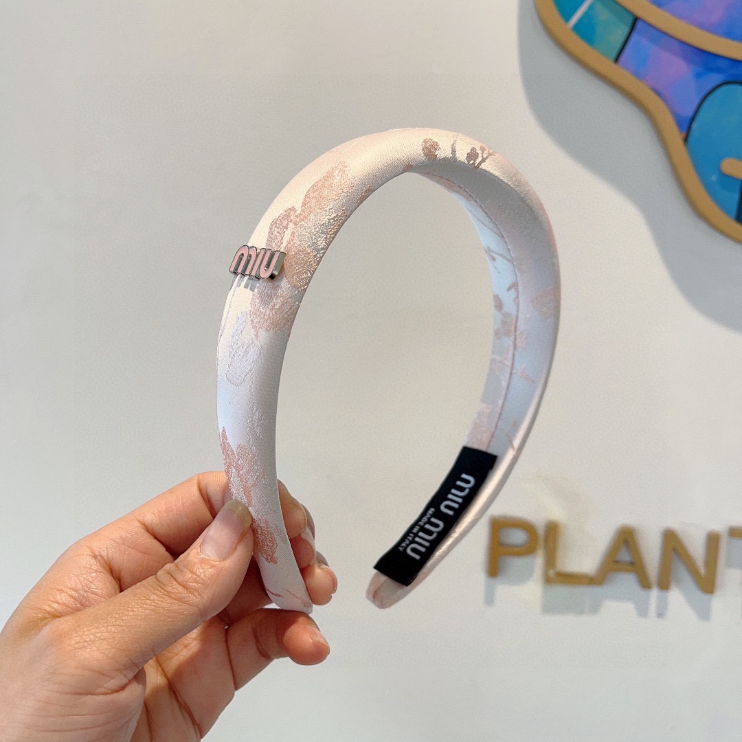 NO:283887,Packaging miumiu The latest retro custom headband, all the details are taken in real photos!  Special fabrics are very textured, classic and never out of time hairpins, hairpins, miumiu, hairpins19860909配包装 miumiu 缪缪 最新款复古定制发箍,细节全部实拍！特制面料非常显质感、经典而又永不过时发夹,发夹,miumiu,hairpins,accessory