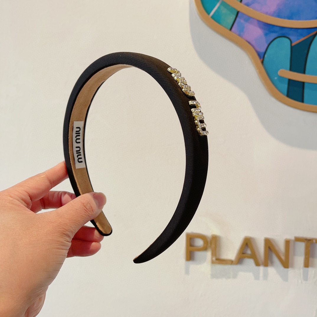 NO:283907,Packaging miumiu latest custom headband, all the details are taken in real photos!  Special fabrics are very textured, classic and timeless, black and white. Hairpins, hairpins, miumiu, hairpins19860909配包装 miumiu 缪缪 最新款定制发箍,细节全部实拍！特制面料非常显质感、经典而又永不过时,黑白两色.发夹,发夹,miumiu,hairpins,accessory