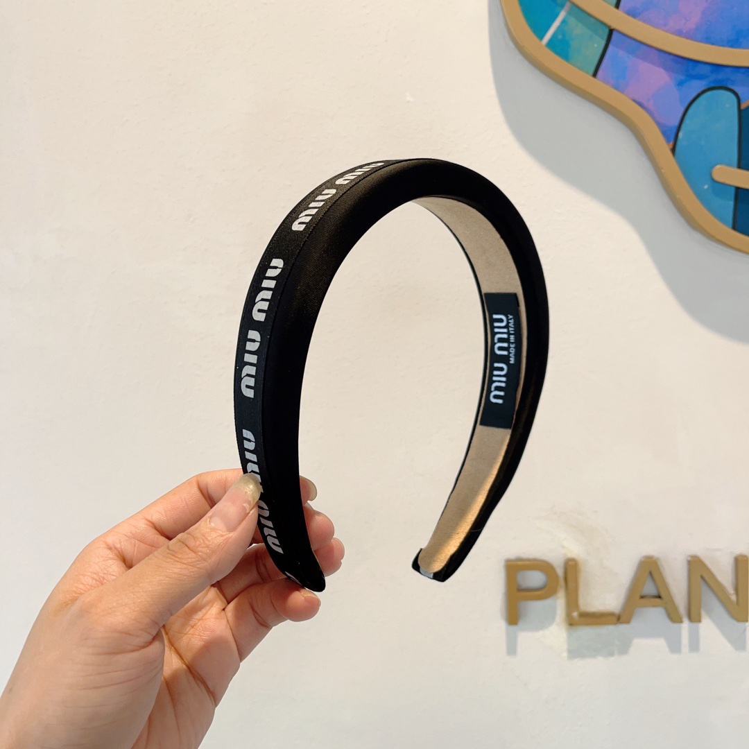 NO:283894,Packaging miumiu latest custom headband, all the details are taken in real photos!  Special fabrics are very textured, classic and timeless, black and white. Hairpins, hairpins, miumiu, hairpins19860909配包装 miumiu 缪缪 最新款定制发箍,细节全部实拍！特制面料非常显质感、经典而又永不过时,黑白两色.发夹,发夹,miumiu,hairpins,accessory