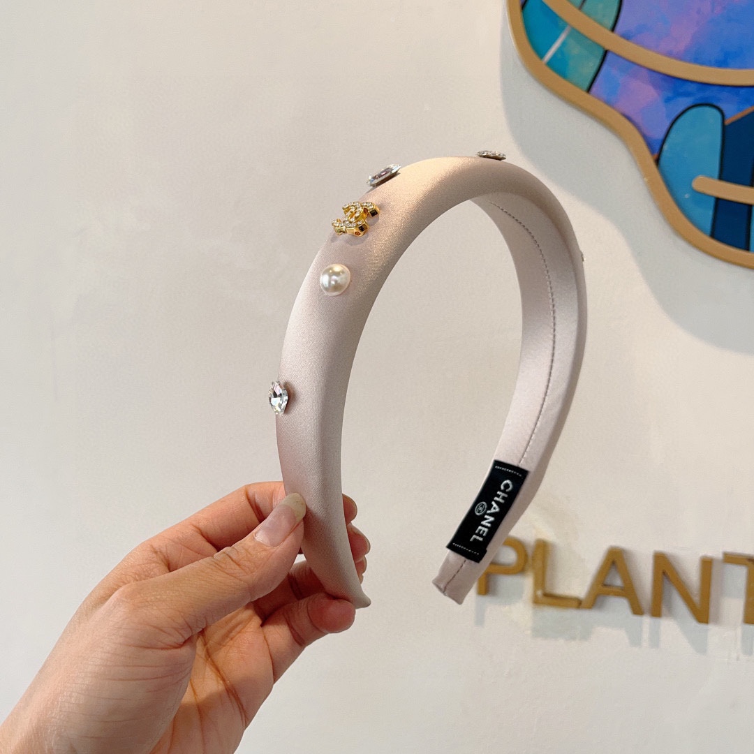 NO:284164,Packaging CHANEL (Chanel) new small fragrance hairband, atmosphere French retro diamond-patterned satin headband, popular internet celebrity products recommended, high-end materials, fashionable and versatile. Hairpins, hairpins, chanel, chanel, hairpins19860909配包装 CHANEL（香奈儿）新款小香发箍,氛围感法式复古贴钻缎面头箍、网红爆款推荐 搭配高端材质,时尚百搭.发夹,发夹,chanel,chanel,hairpins,accessory