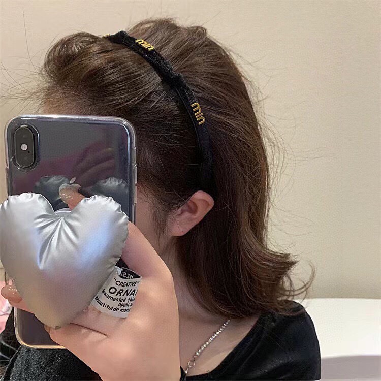 NO:284169,With packaging, miumiu's latest hairband, retro French high-end velvet knotted headband, popular internet celebrity products, super exquisite, fashionable and versatile!  hairpins, hairpins, miumiu, hairpins19860909配包装 miumiu 缪缪最新款发箍,复古法式高级感丝绒打结款头箍、网红爆款推荐 超精致时尚百搭！发夹,发夹,miumiu,hairpins,accessory