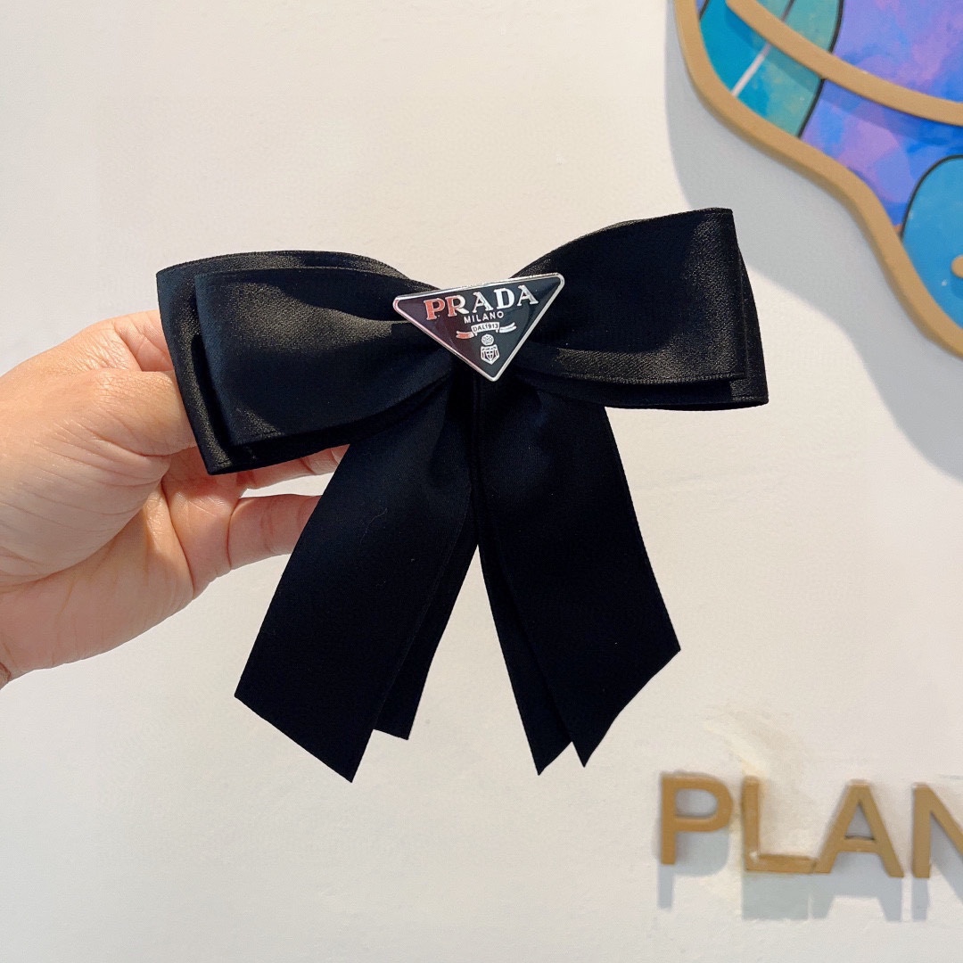NO:284209,Packaging PRADA (Prada) star-like bow hair clip, slingshot clip, recommended model of internet celebrity classic bow headdress, super versatile!  Recommended by knocking on the blackboard, letting you become a big brand instantly!  hairpins, hairpins, prada, prada, hairpins19860909配包装 PRADA（普拉达）明星同款蝴蝶结发夹 弹弓夹 网红推荐款 经典蝴蝶结头饰,超级百搭哦！敲黑板推荐,让你秒变大牌范儿！发夹,发夹,prada,prada,hairpins,accessory