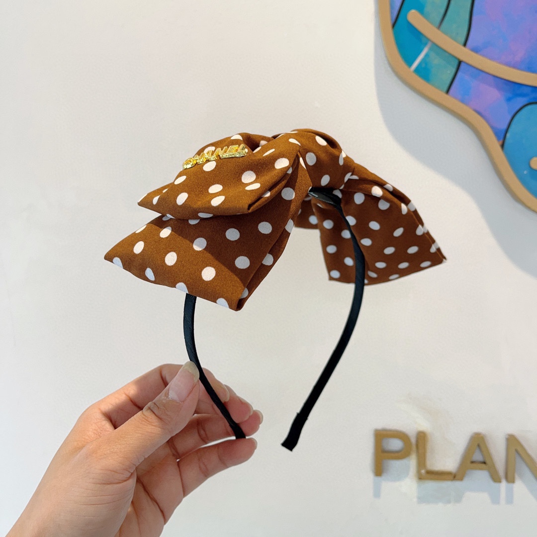 NO:284249,Packaging CHANEL (Chanel) new small fragrance bang-dot bow exquisite headband, retro headband, popular internet celebrity products recommended. It is matched with high-end materials, super exquisite, fashionable and versatile. Hairpins, hairpins, chanel, chanel, hairpins19860909配包装 CHANEL（香奈儿）新款小香风波点蝴蝶结精致发箍,复古头箍,网红爆款推荐 搭配高端材质,超精致,时尚百搭.发夹,发夹,chanel,chanel,hairpins,accessory