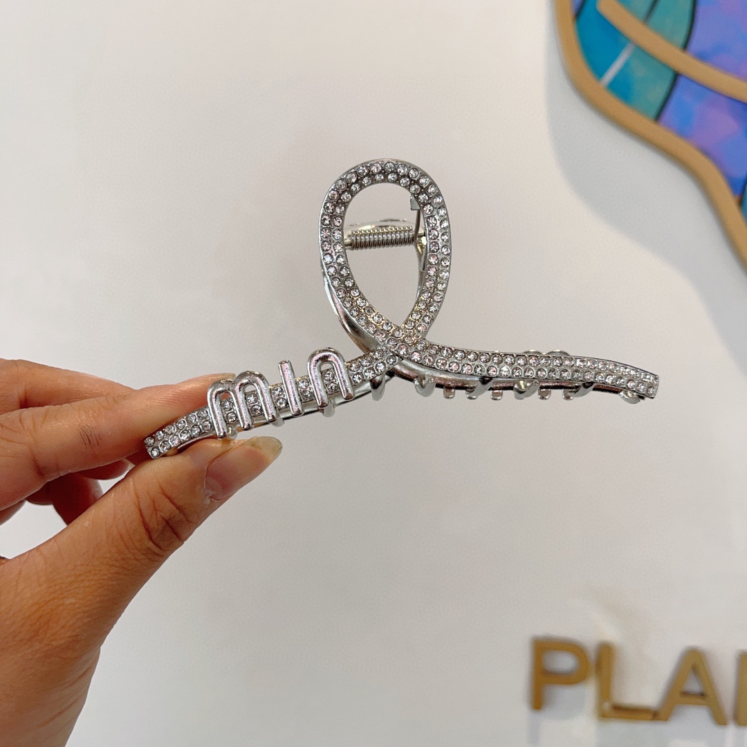 NO:284402,Packaging MIUMIU (Miao Miao) new handmade internet celebrity clip, high-end letter simple retro hair clip original single product, simple and versatile, a must-have for trendy women, super high-end!  hairpins, hairpins, miumiu, hairpins19860909配包装 MIUMIU（缪缪）新款手工网红抓夹,高级感字母简约复古发夹原单货,简约百搭,潮女必备品,超级的高大上！发夹,发夹,miumiu,hairpins,accessory