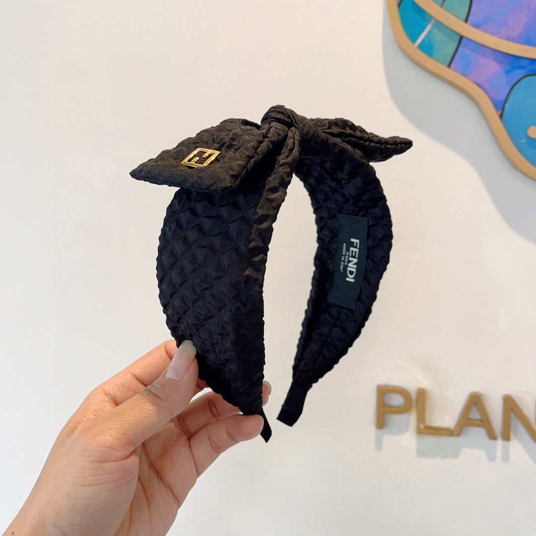 NO:284555,Packaging FENDI diamond bow headband, sweet and cool headdress, special design style, fine materials, super versatile!  hairpins, hairpins, fendi, fendi, hairpins19860909配包装 FENDI（芬迪）菱格蝴蝶结发箍 甜酷风头饰 设计风格特别 用料精细 超级百搭！发夹,发夹,fendi,fendi,hairpins,accessory