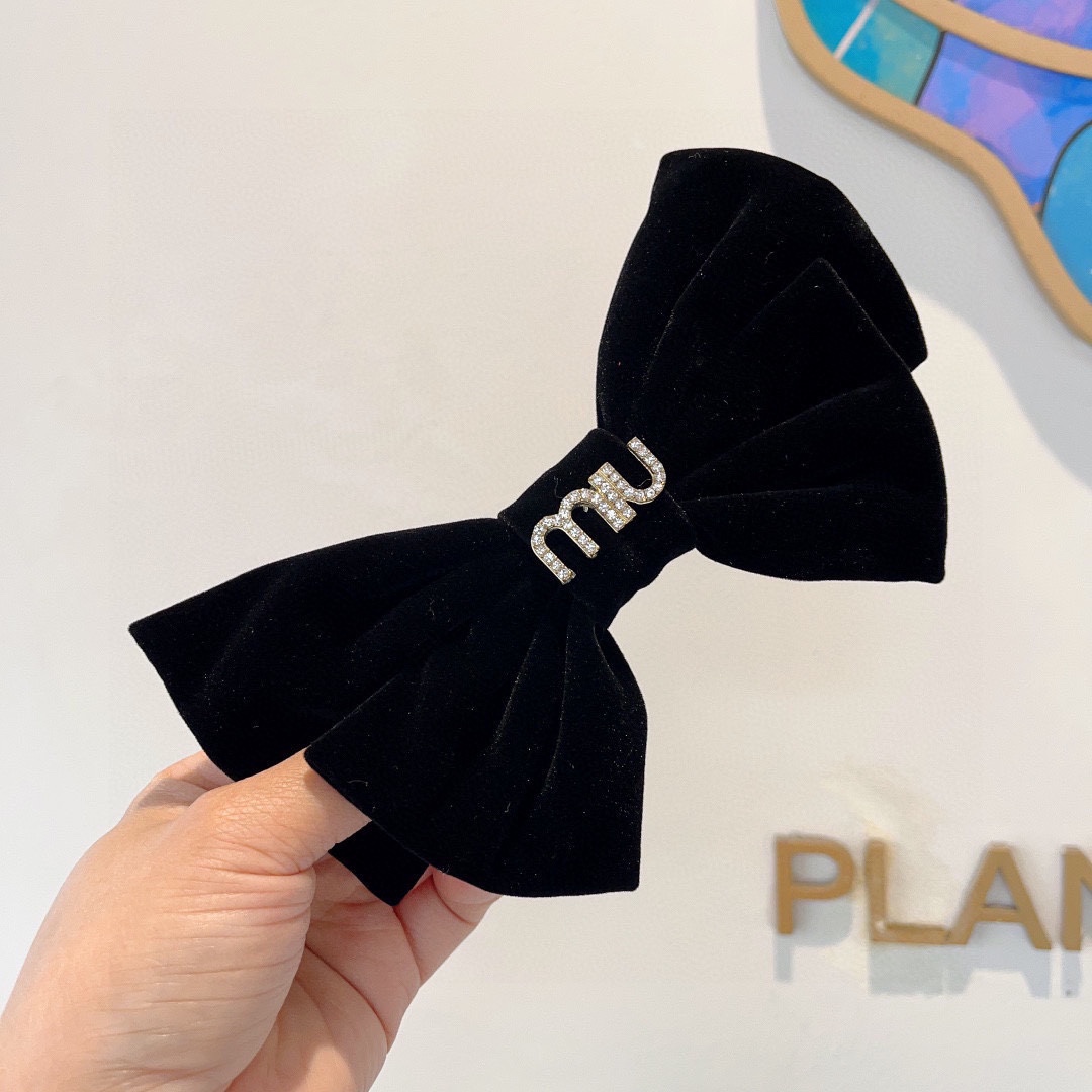 NO:284567,Packaging: Miumiu (Miao Miao) star-like bow grab clip hairpin, slingshot clip, internet celebrity recommended style, retro bow style, super versatile!  Recommended by knocking on the blackboard, letting you become a big brand instantly!  hairpins, hairpins, miumiu, hairpins19860909配包装 miumiu（缪缪）明星同款蝴蝶结抓夹发夹 弹弓夹 网红推荐款 复古蝴蝶结款,超级百搭哦！敲黑板推荐,让你秒变大牌范儿！发夹,发夹,miumiu,hairpins,accessory