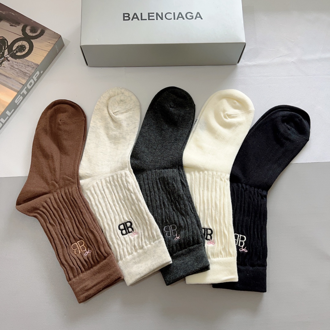 配包装一盒5双BALENCIAGA巴黎世家刺绣高版本超级柔软长筒袜子潮人必不可少的时尚专柜代购长筒袜子搭