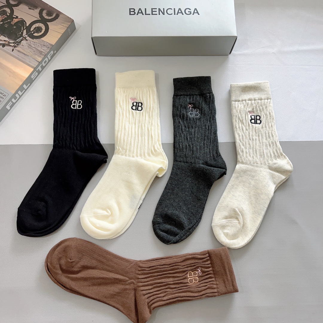 配包装一盒5双BALENCIAGA巴黎世家刺绣高版本超级柔软长筒袜子潮人必不可少的时尚专柜代购长筒袜子搭