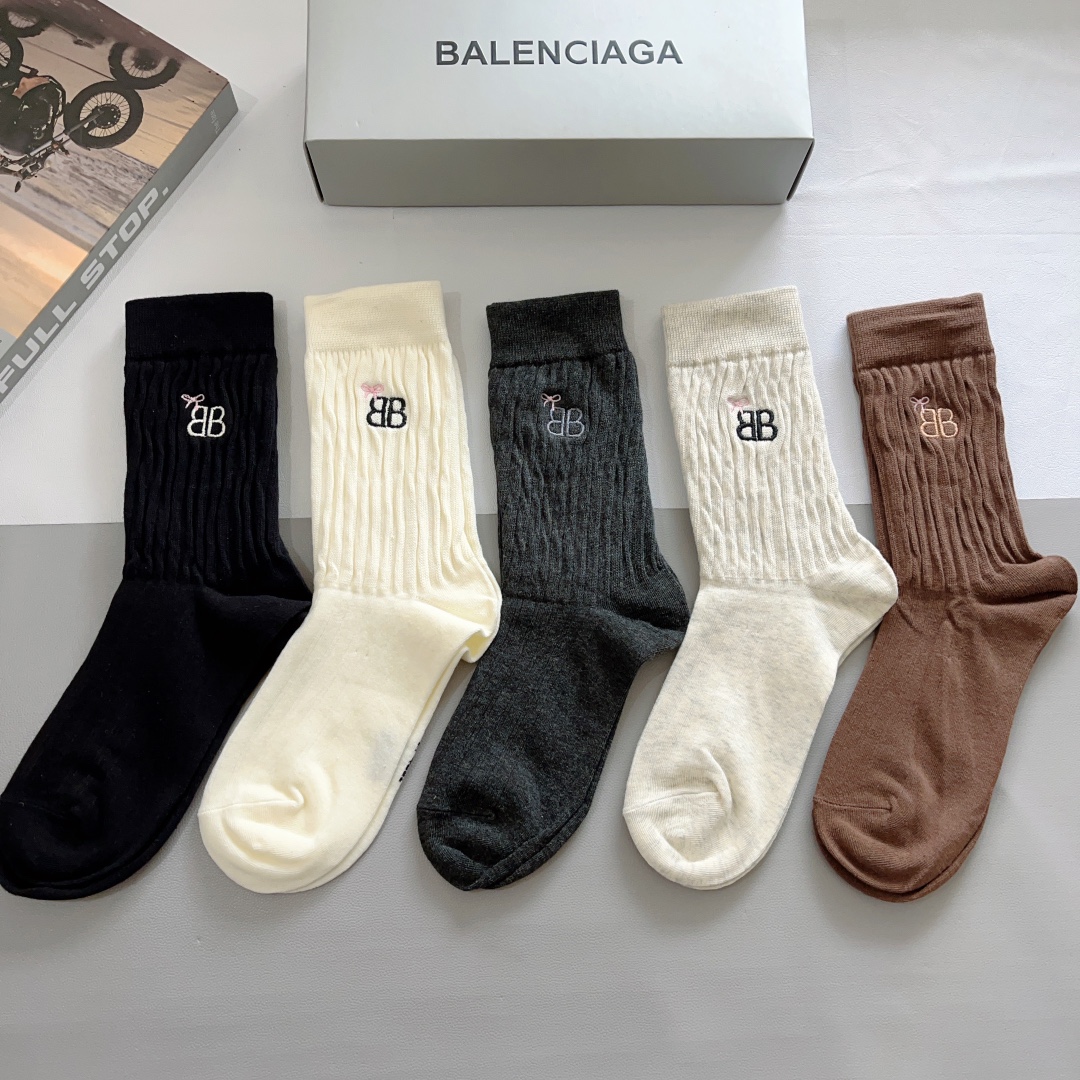 配包装一盒5双BALENCIAGA巴黎世家刺绣高版本超级柔软长筒袜子潮人必不可少的时尚专柜代购长筒袜子搭