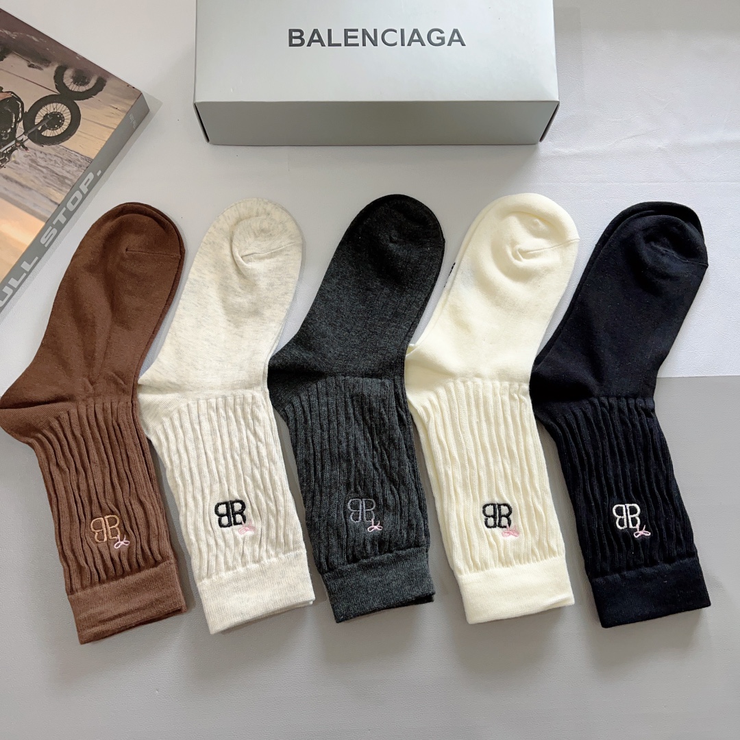 配包装一盒5双BALENCIAGA巴黎世家刺绣高版本超级柔软长筒袜子潮人必不可少的时尚专柜代购长筒袜子搭