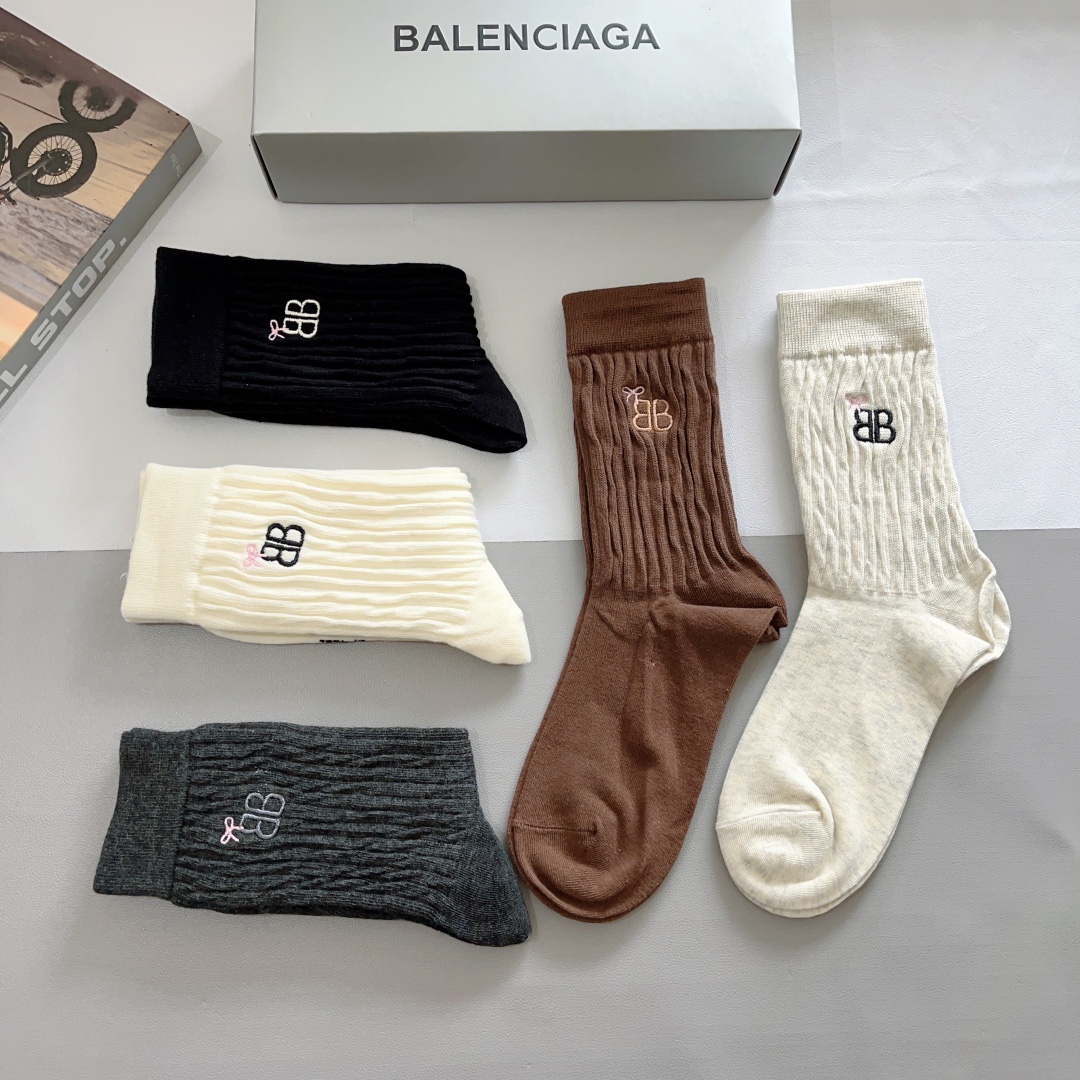 配包装一盒5双BALENCIAGA巴黎世家刺绣高版本超级柔软长筒袜子潮人必不可少的时尚专柜代购长筒袜子搭