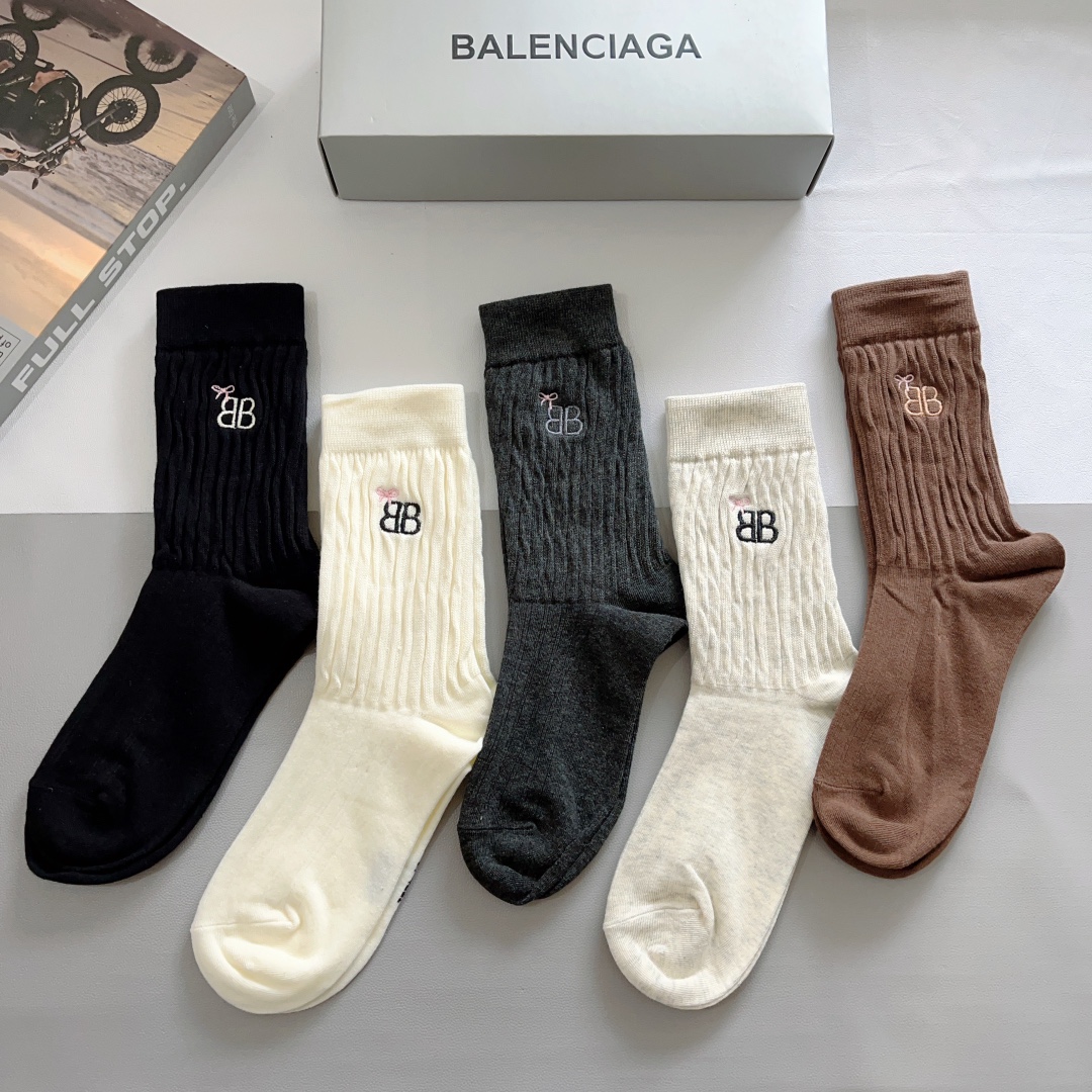 配包装一盒5双BALENCIAGA巴黎世家刺绣高版本超级柔软长筒袜子潮人必不可少的时尚专柜代购长筒袜子搭